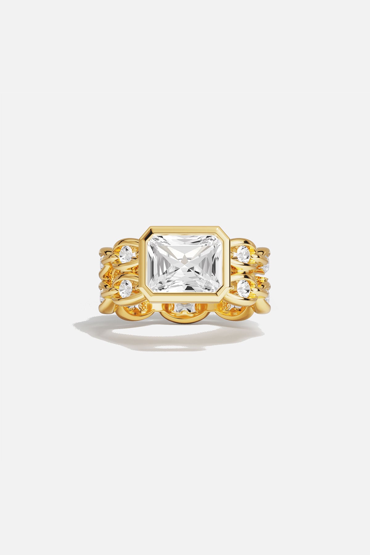 Bague APM, éclat doré et pierre lumineuse, une allure audacieuse et intemporelle.