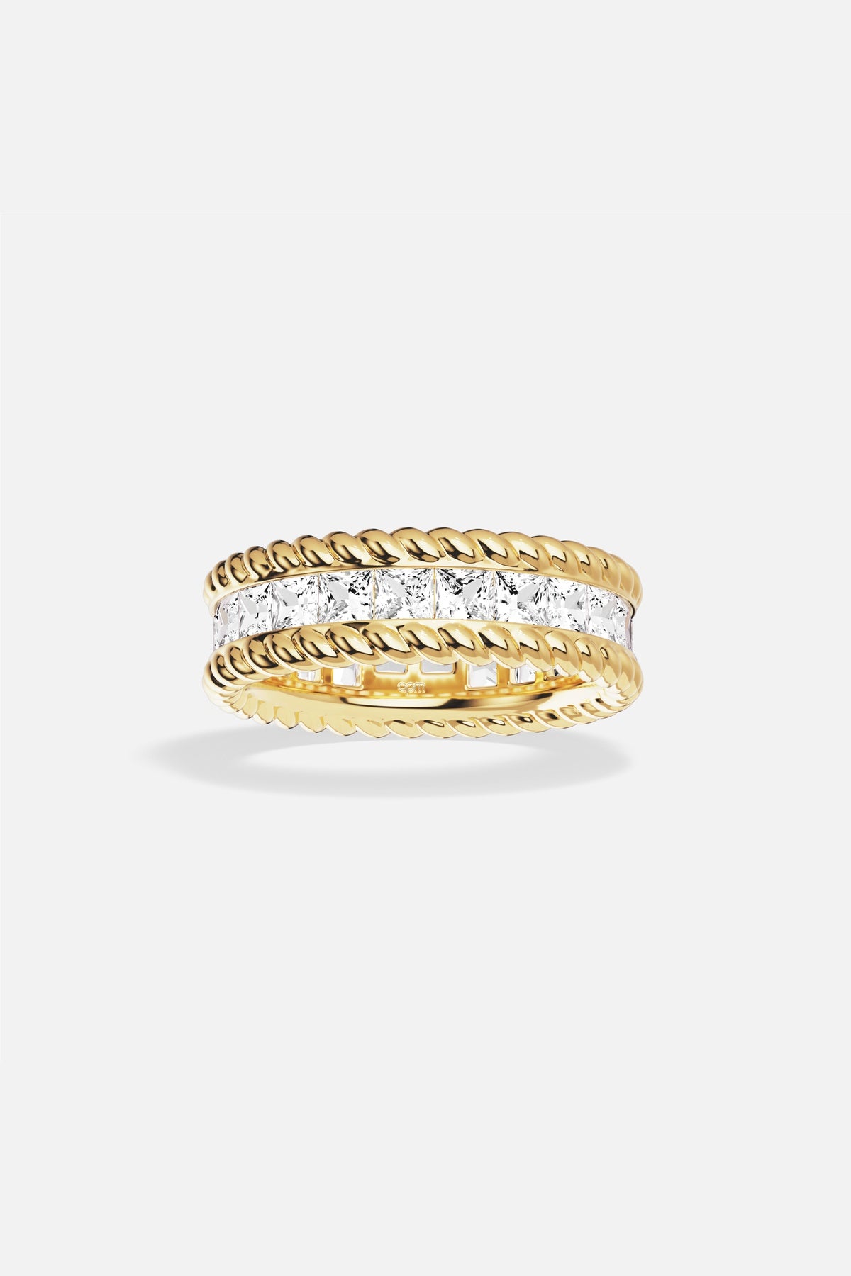 APM Bague dorée, éclat tressé et pierres lumineuses, une élégance intemporelle au quotidien.