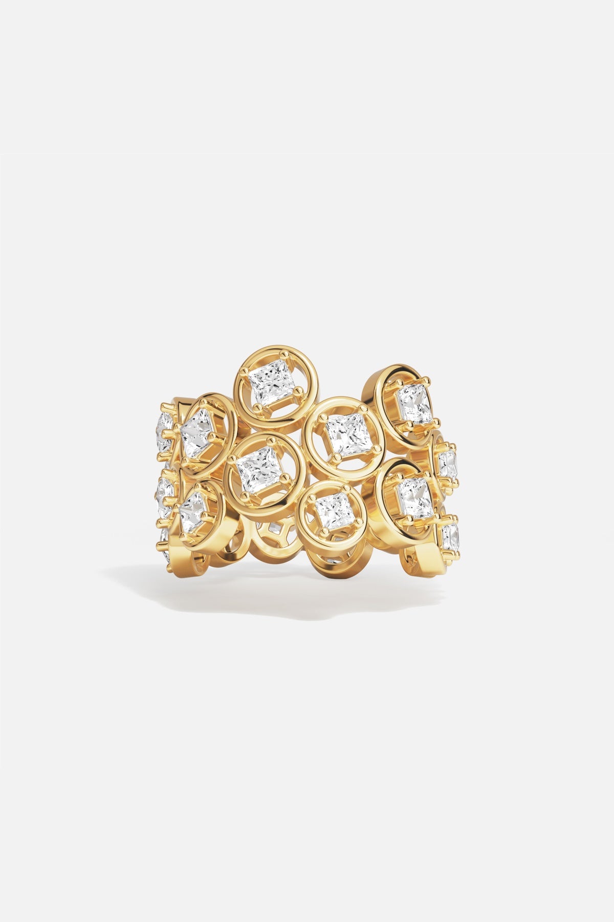 Bague APM aux cercles dorés constellés, une audace lumineuse à porter avec éclat.
