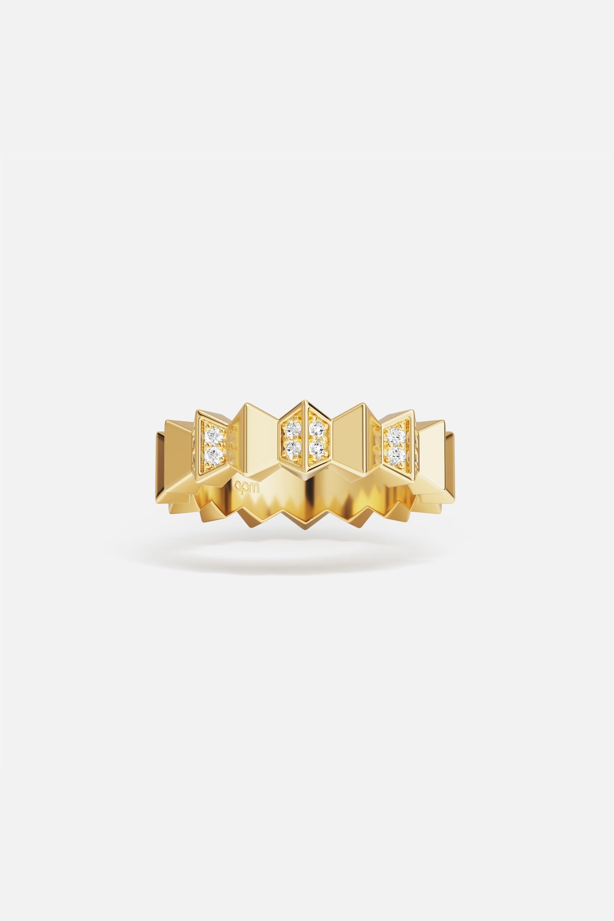 Bague APM Monaco aux reflets dorés, une allure graphique et audacieuse.