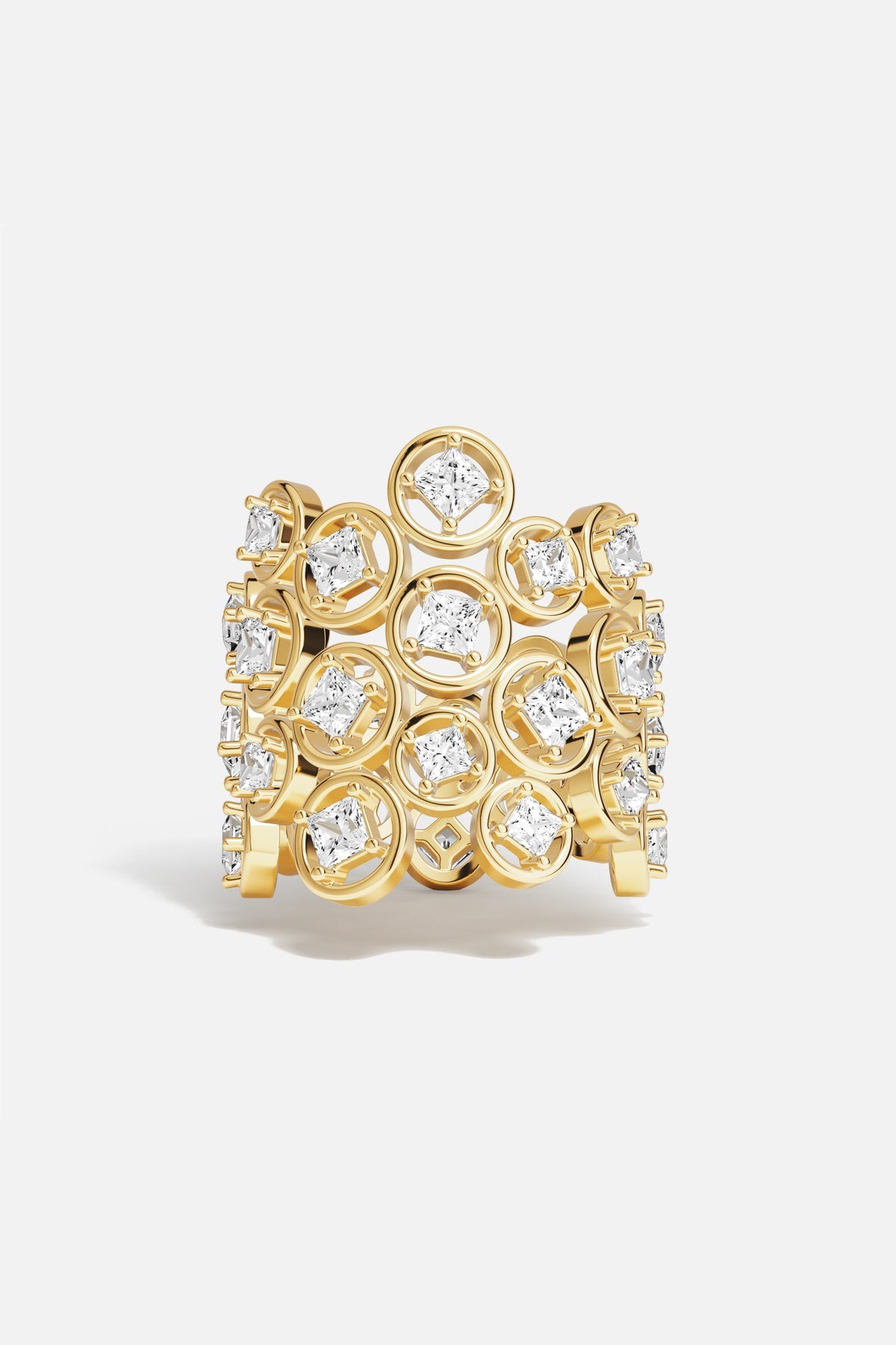 Bague APM, une constellation dorée qui illumine la main avec éclat.