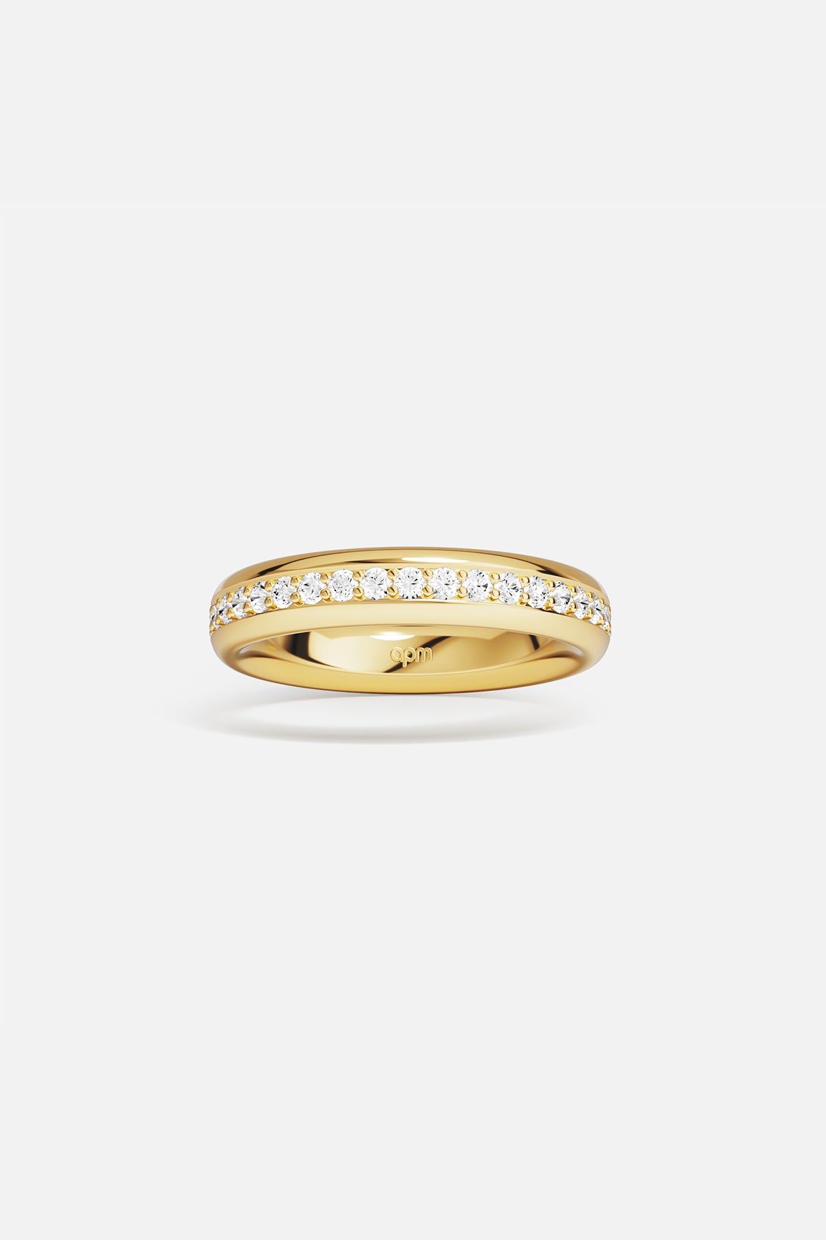 Bague APM aux reflets dorés, une ligne scintillante pour une élégance intemporelle.