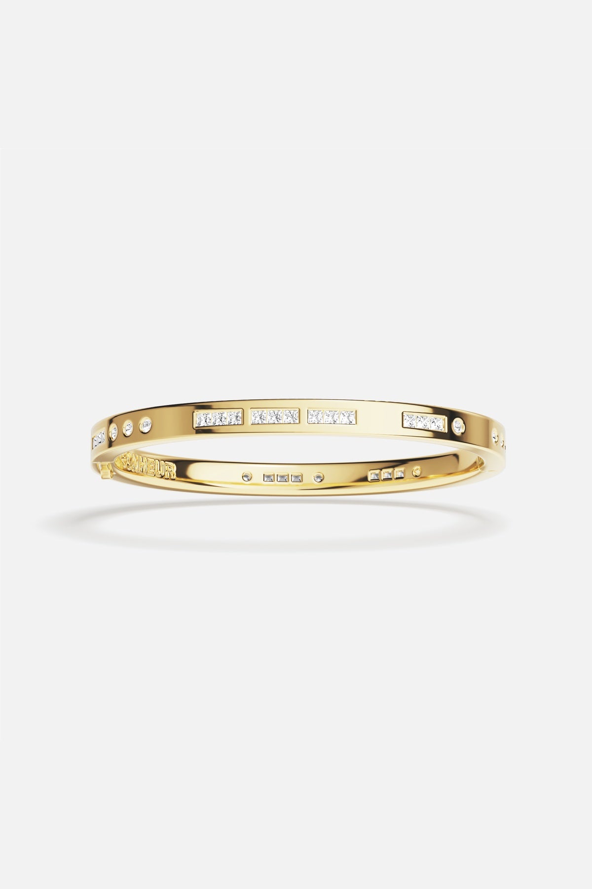 Bracelet APM, finition rhodium doré, éclat sculpté d'une élégance moderne et intemporelle.