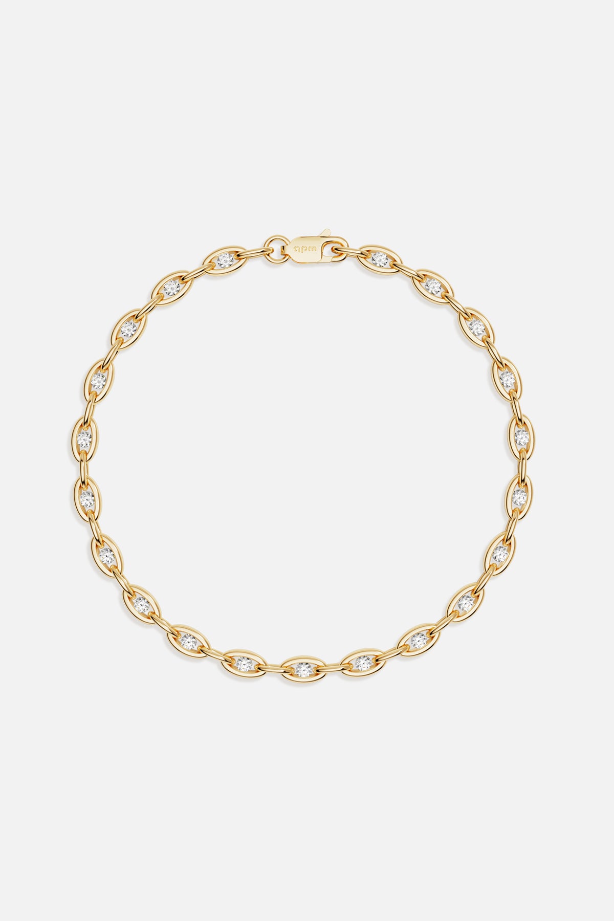 Bracelet APM aux maillons scintillants, une élégance dorée pleine de douceur et de modernité.