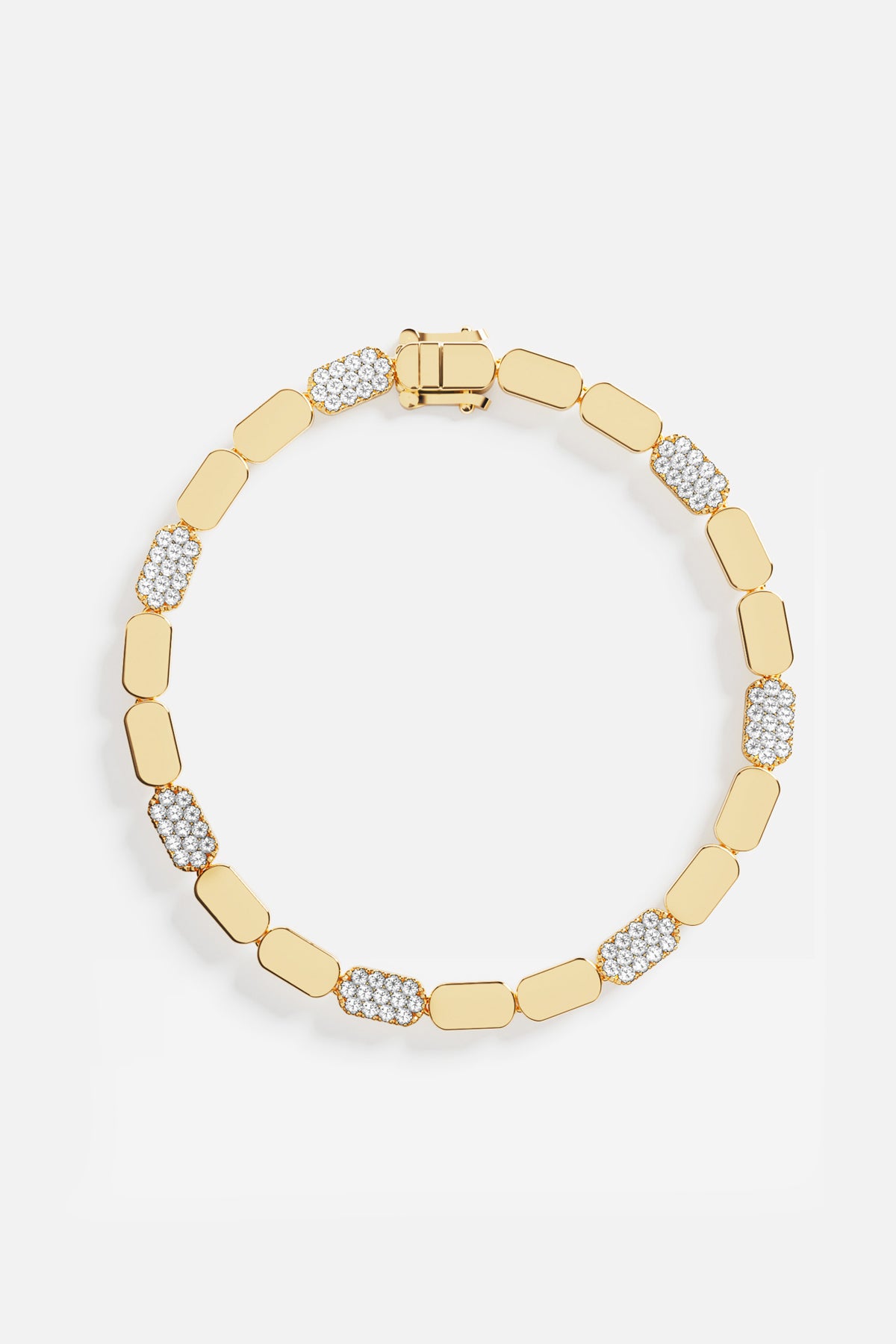 Bracelet APM aux maillons dorés scintillants, une élégance moderne et lumineuse au poignet.