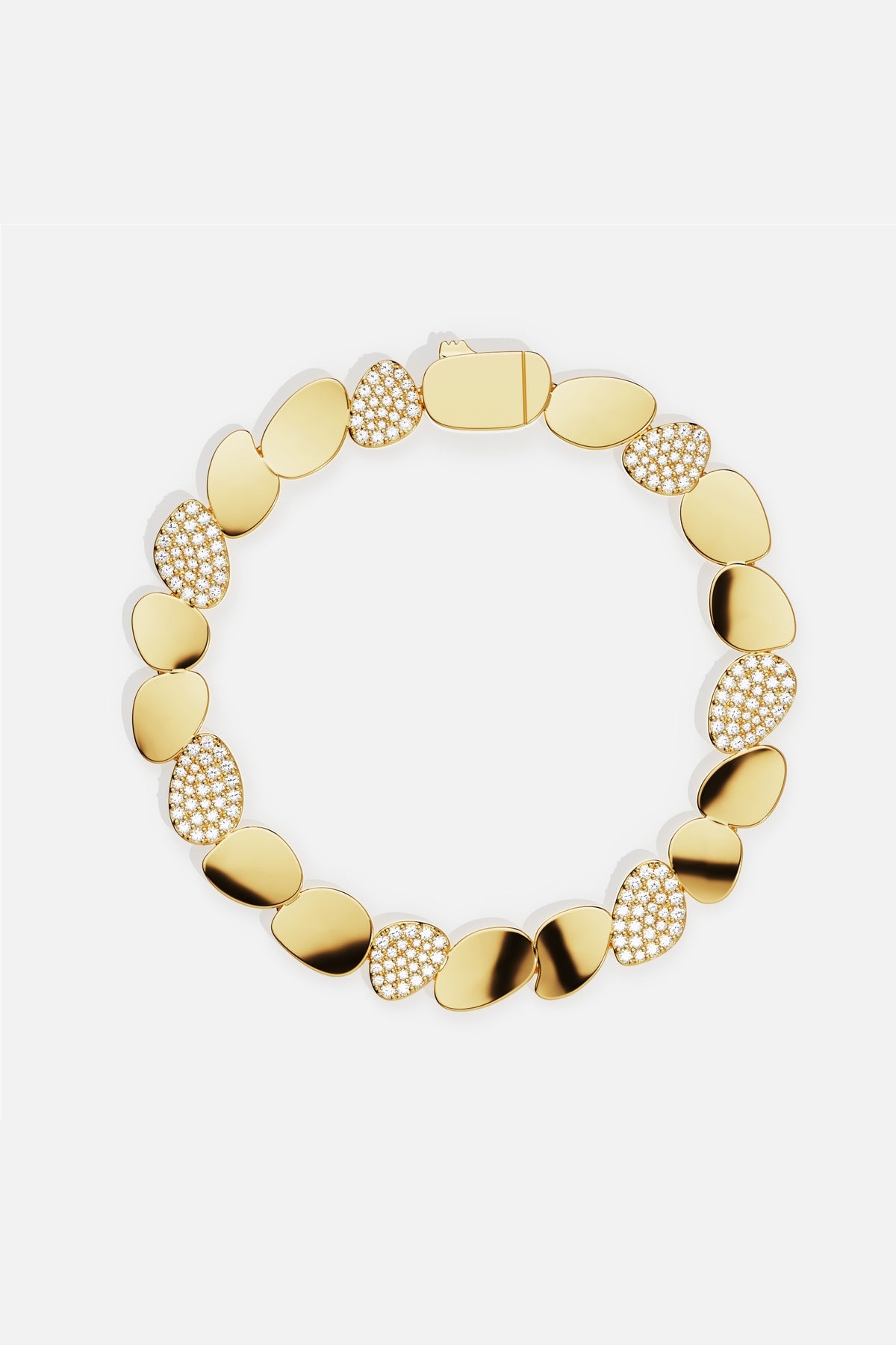 Bracelet APM aux galets dorés scintillants, une élégance fluide et lumineuse au poignet.