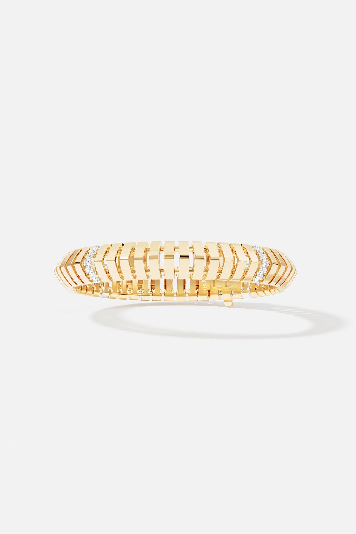 Bracelet APM couleur or, architecture graphique et éclat contemporain au poignet.