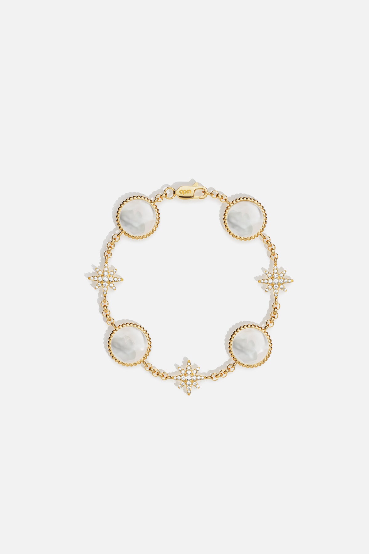 Bracelet APM, étoiles scintillantes et médaillons nacrés, une élégance céleste au poignet.