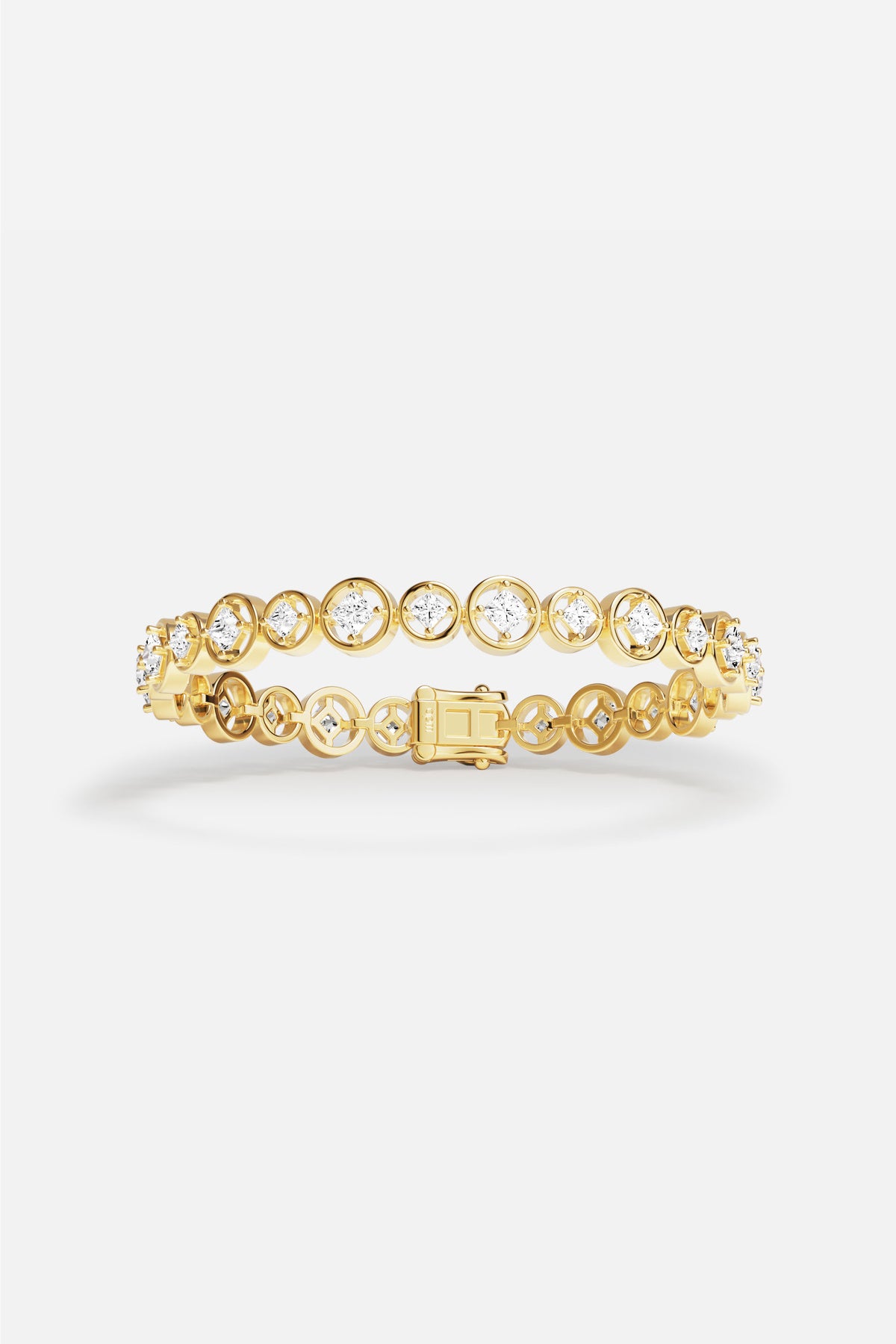 Bracelet APM, une ligne dorée éclatante, éclat lumineux au poignet.
