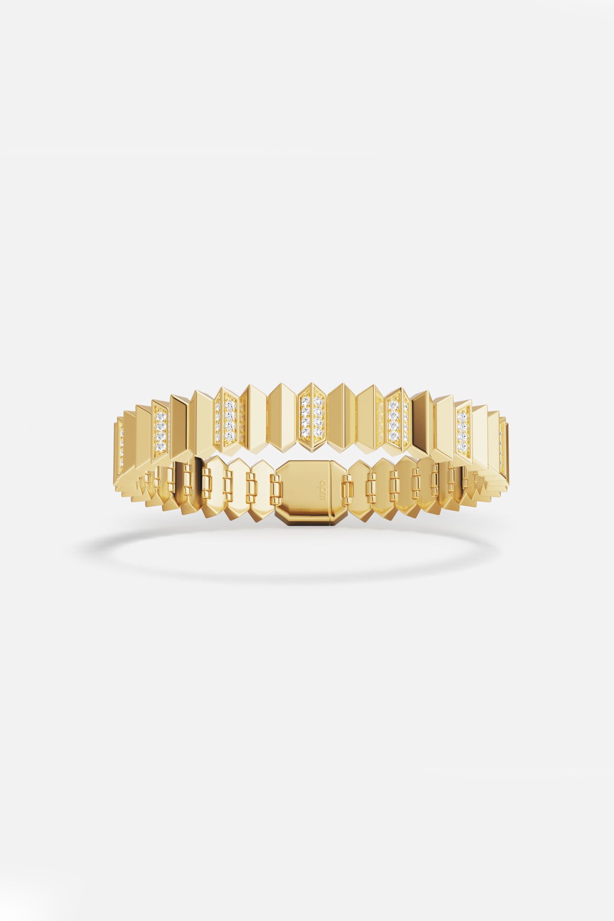 Bracelet APM aux facettes audacieuses, une allure sculpturale baignée de lumière dorée.