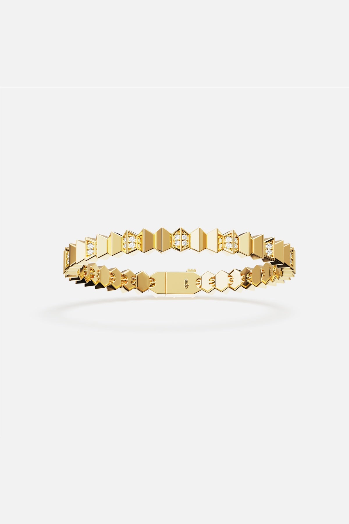 Bracelet APM aux facettes géométriques dorées, éclat contemporain et allure audacieuse.