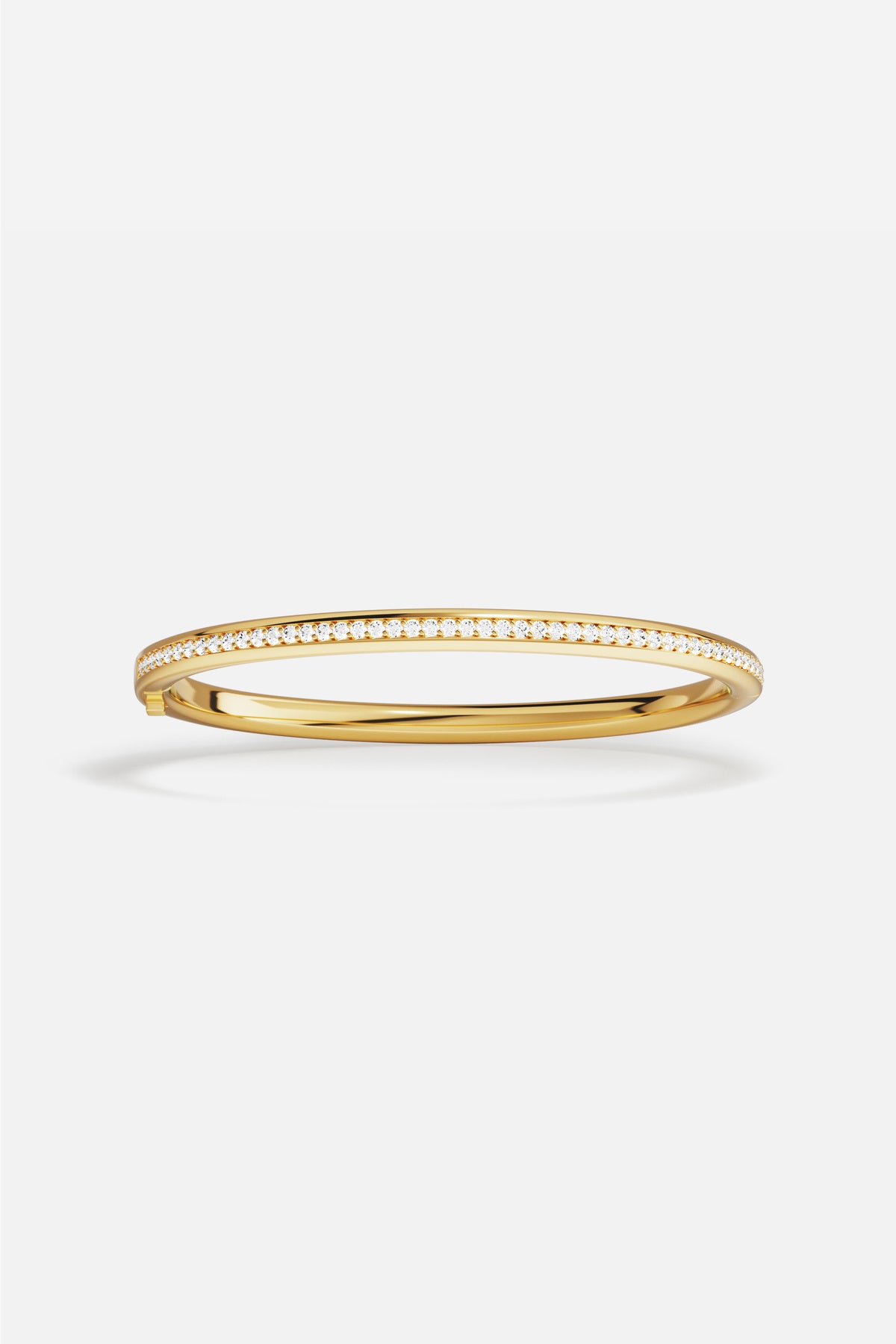 Bracelet jonc APM, une ligne dorée scintillante pour une élégance intemporelle.