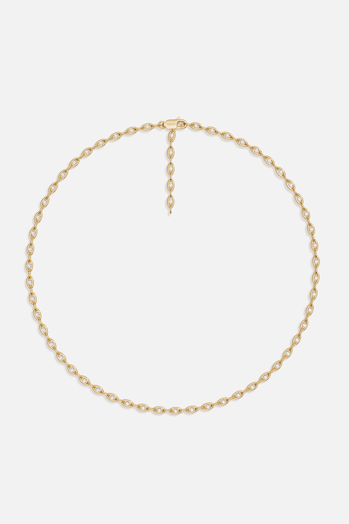 Collier APM, maillons scintillants aux reflets dorés, une élégance lumineuse au quotidien.