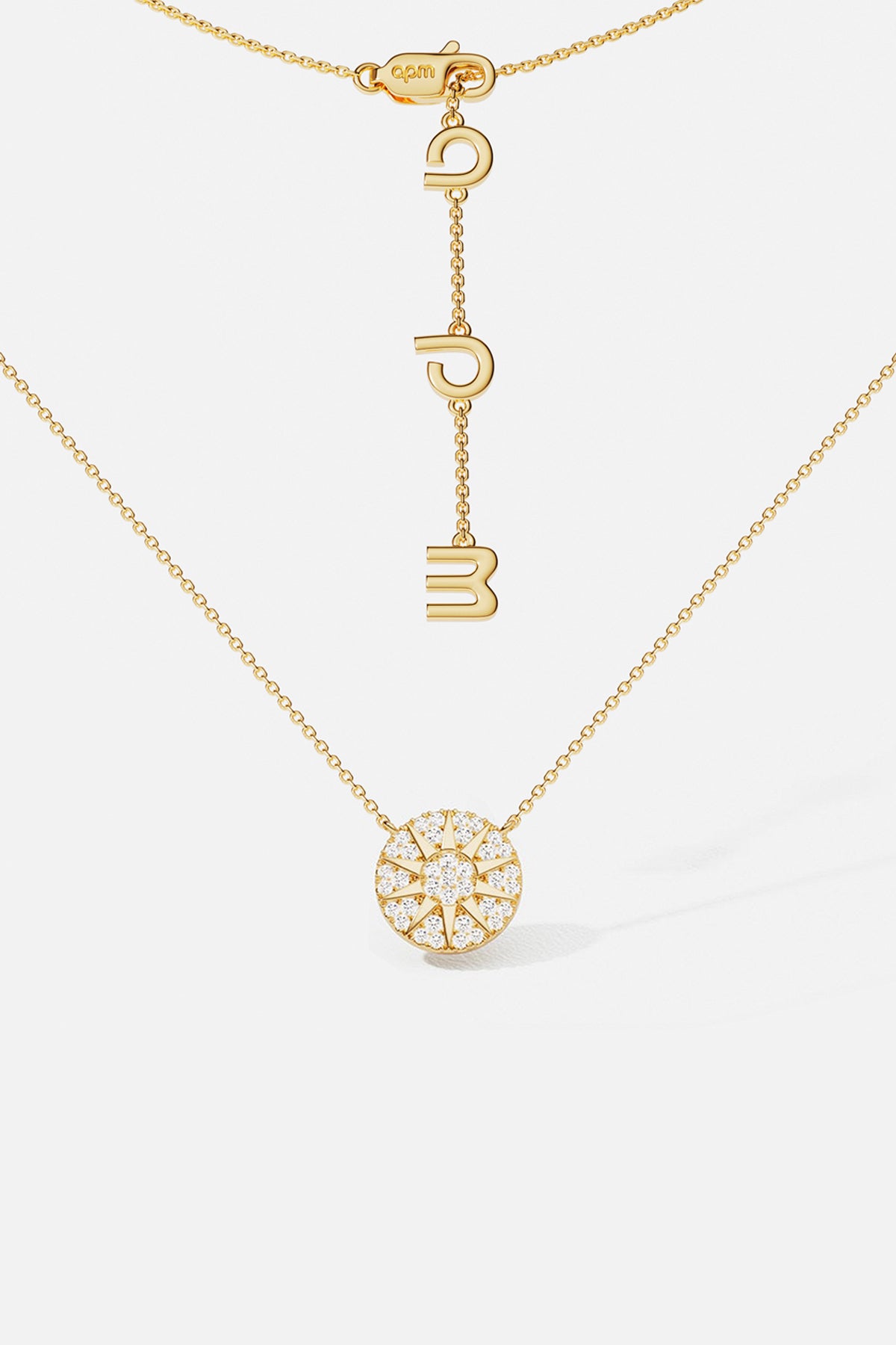 Collier APM à pendentif étoilé, une lueur dorée pleine de douceur et d'éclat.
