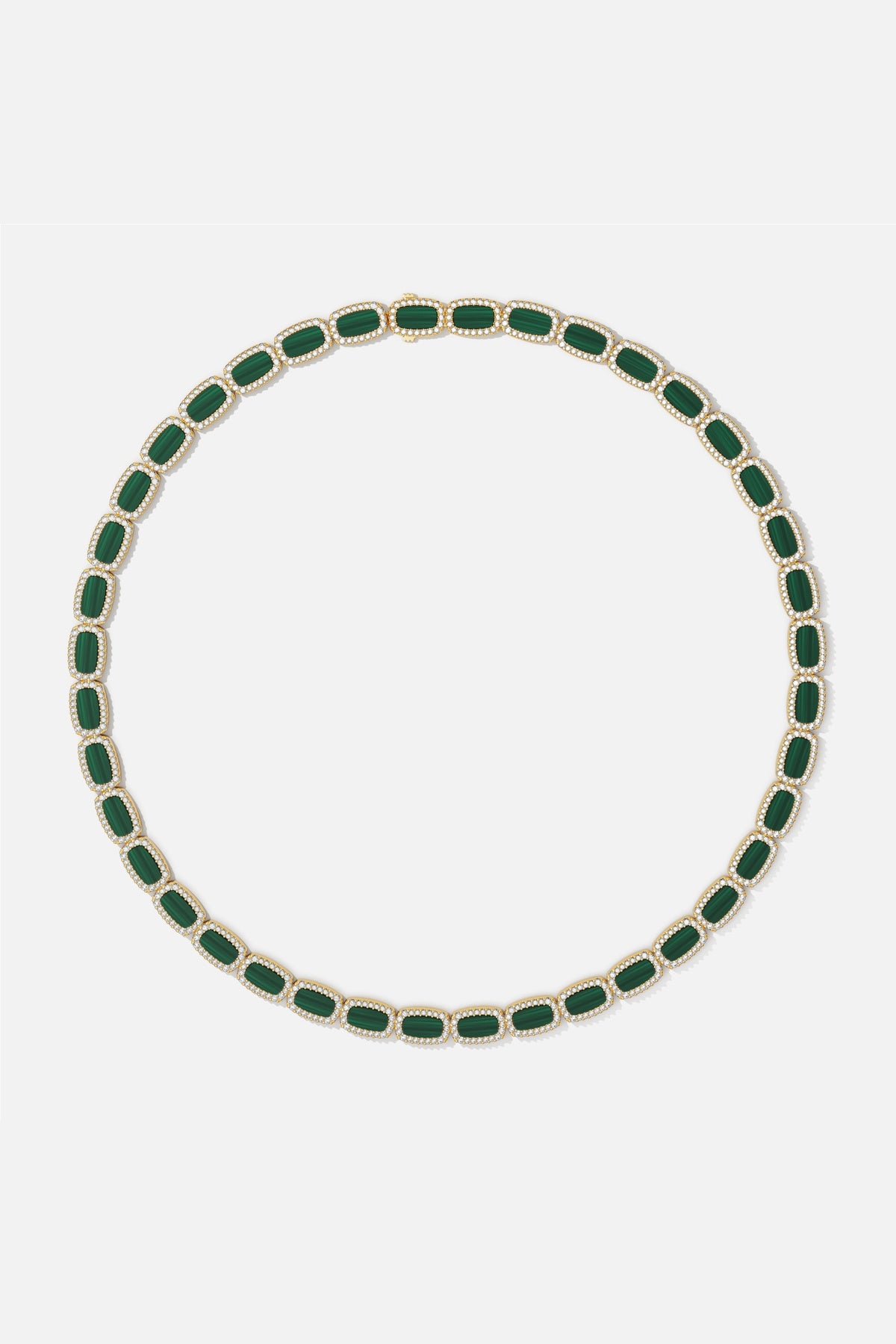 Collier APM Monaco en alliage doré, cabochons verts intenses, éclat sophistiqué et intemporel.
