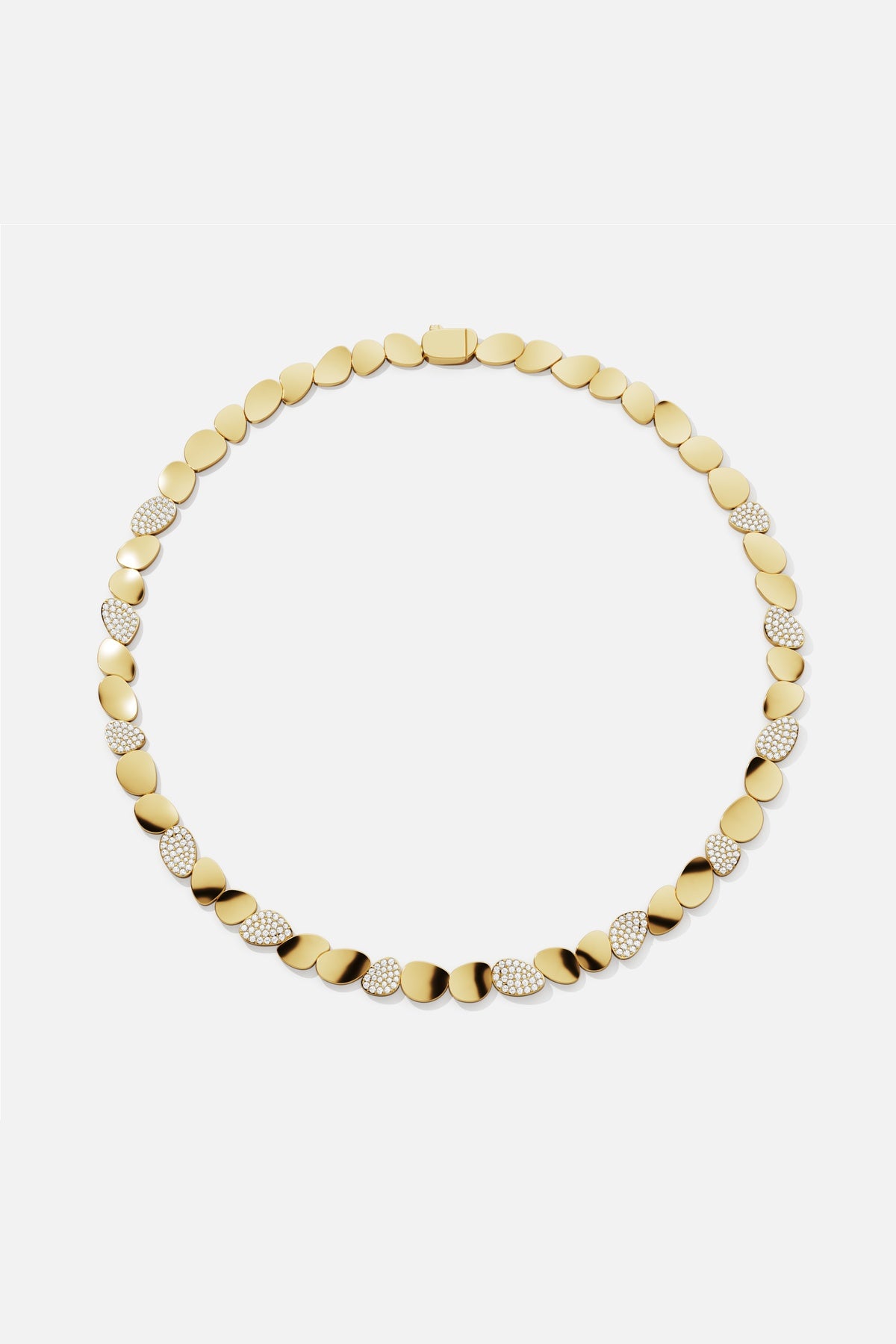 Collier APM aux galets dorés scintillants, une élégance fluide et lumineuse.