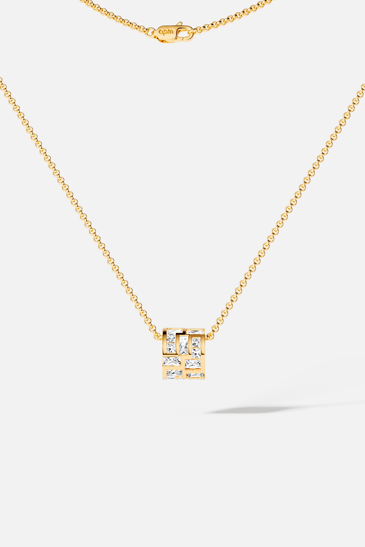 Collier APM aux teintes dorées, un cube lumineux pour une élégance moderne.