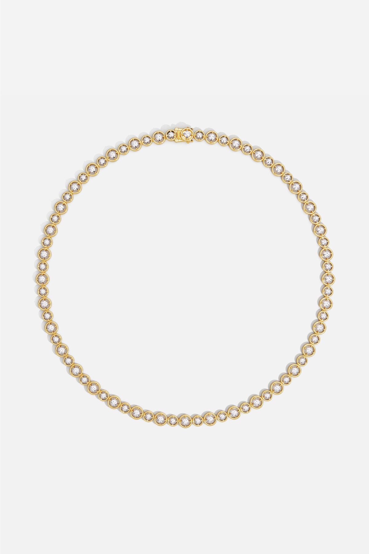 Collier APM, une ligne lumineuse de cercles étoilés, éclat doré intemporel.