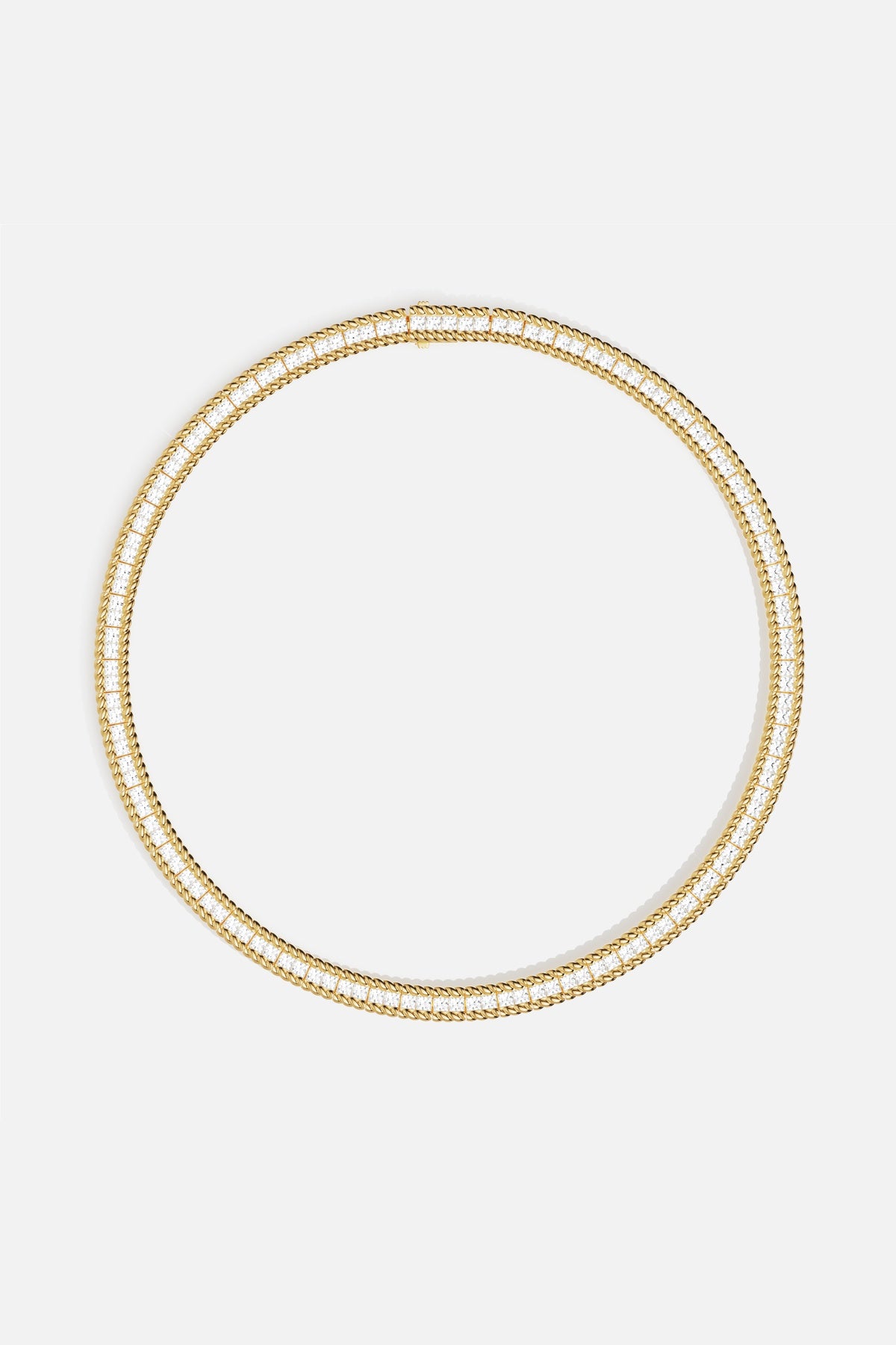 Collier APM, tressé de lumière dorée, éclat intemporel au creux du cou.