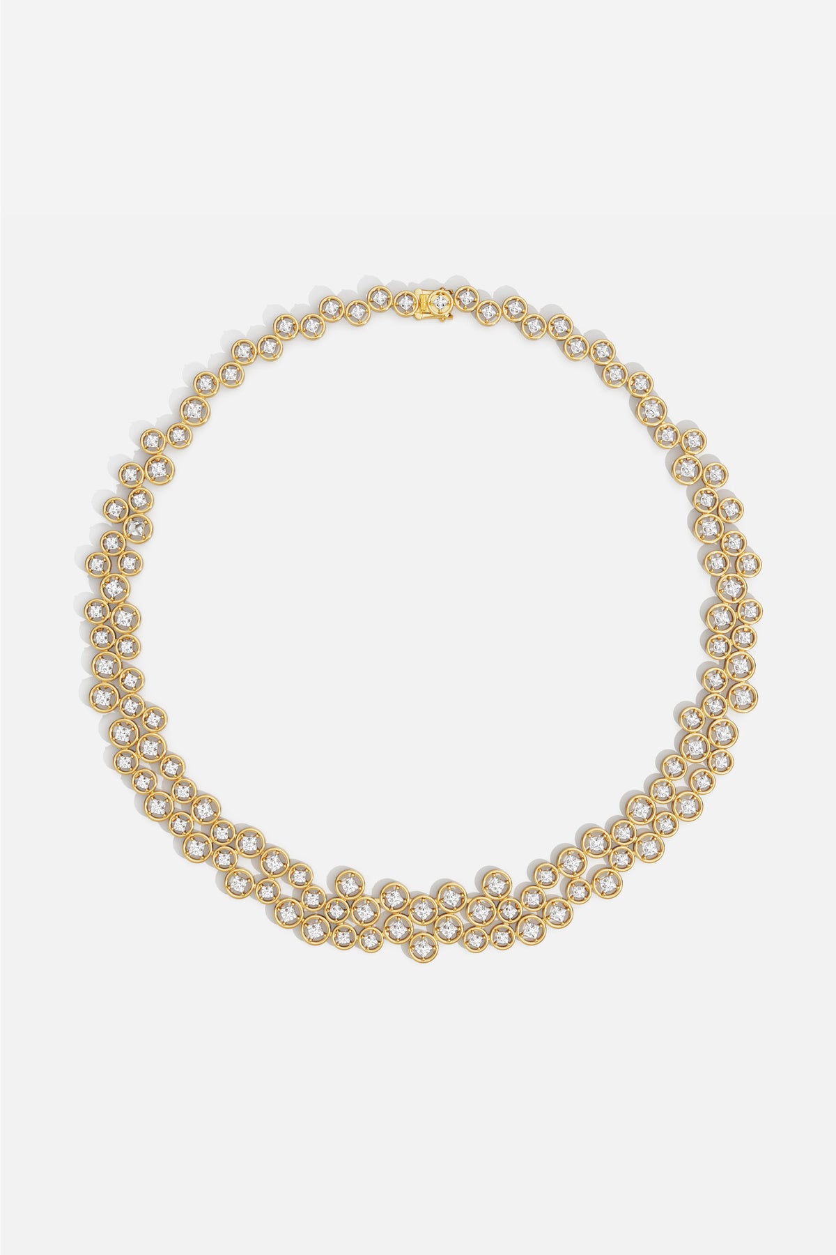 Collier APM en alliage APM Monaco doré, éclat scintillant pour une allure précieuse et lumineuse.
