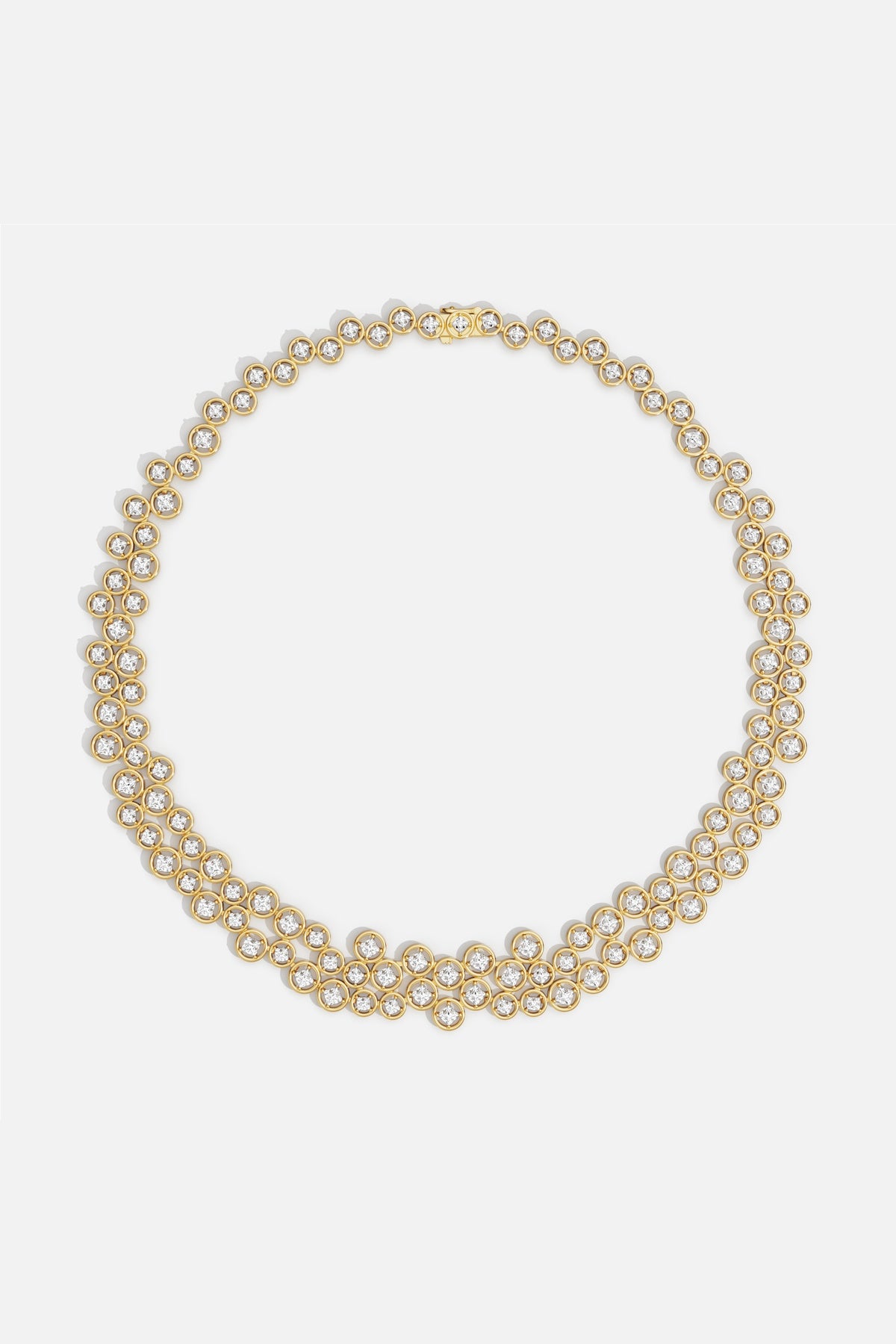 Collier APM en finition dorée, une cascade lumineuse pour une élégance intemporelle.