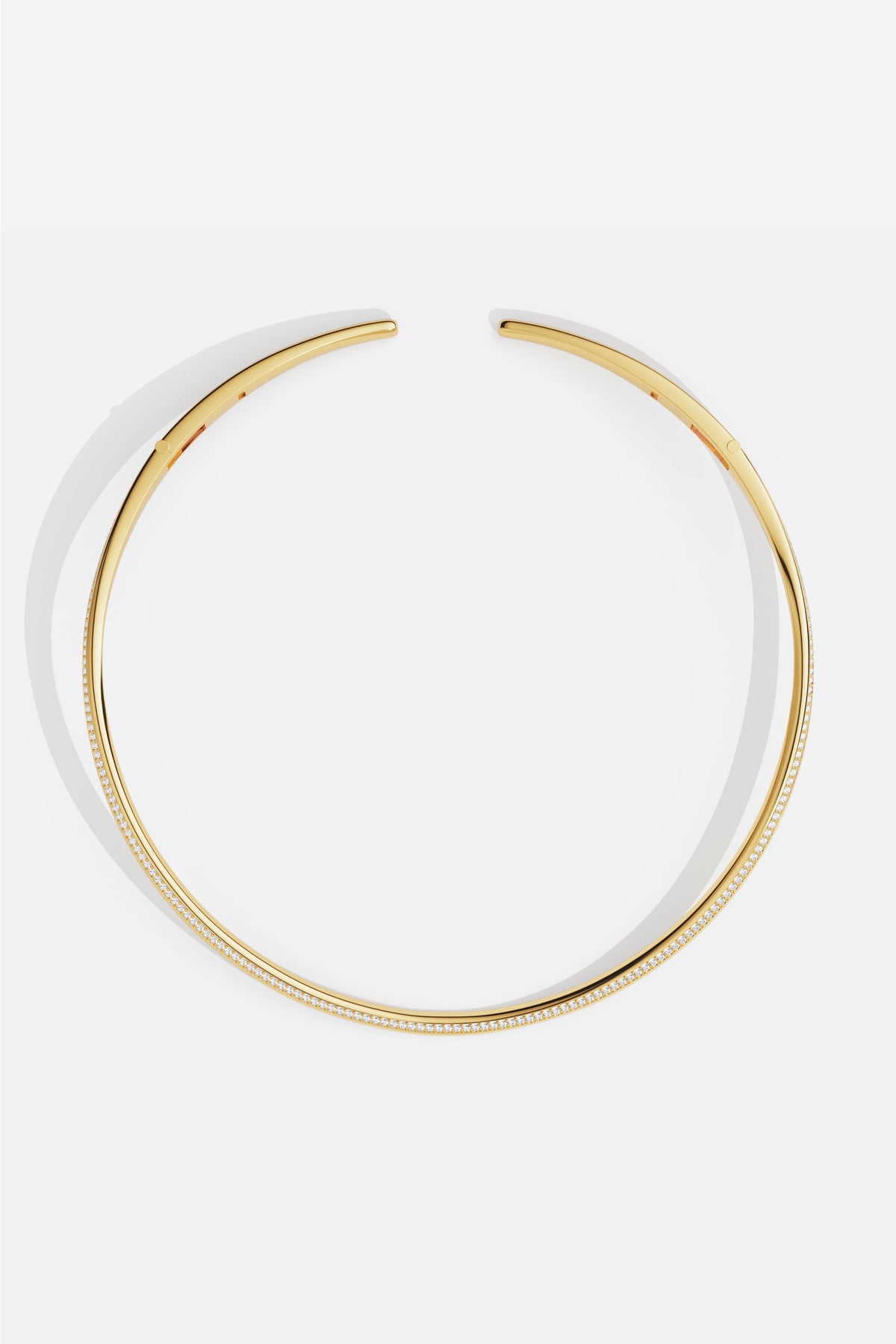 Le Collier APM Monaco, une ligne dorée épurée qui sublime chaque décolleté avec élégance.