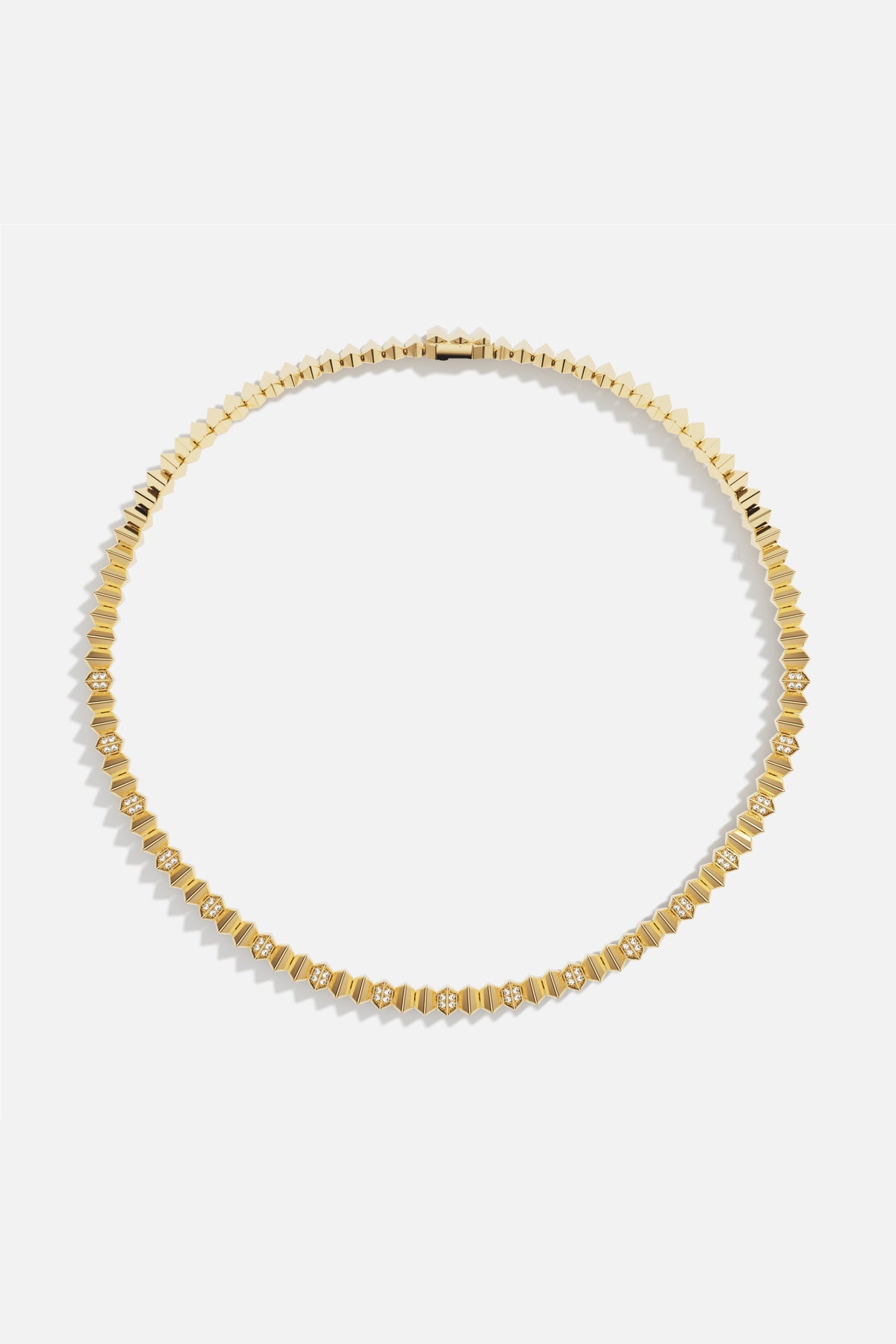 Collier APM aux facettes hexagonales dorées, éclat géométrique d'une élégance résolument moderne.