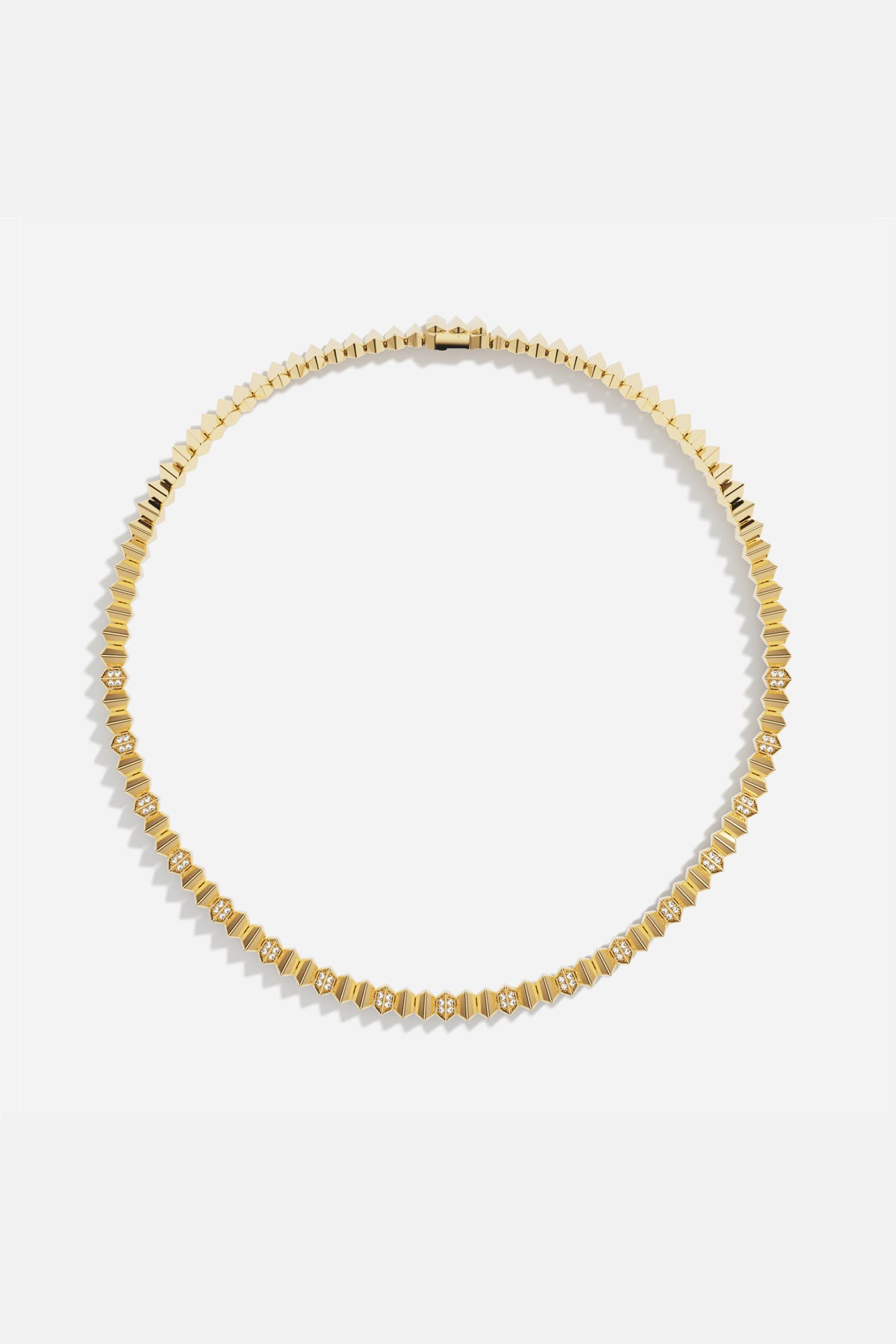 Collier APM aux facettes hexagonales dorées, éclat géométrique d'une élégance résolument moderne.