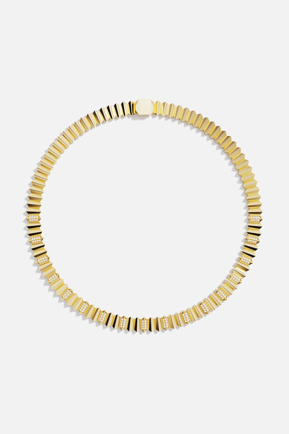 Collier APM aux reflets dorés, une allure architecturale et lumineuse au quotidien.