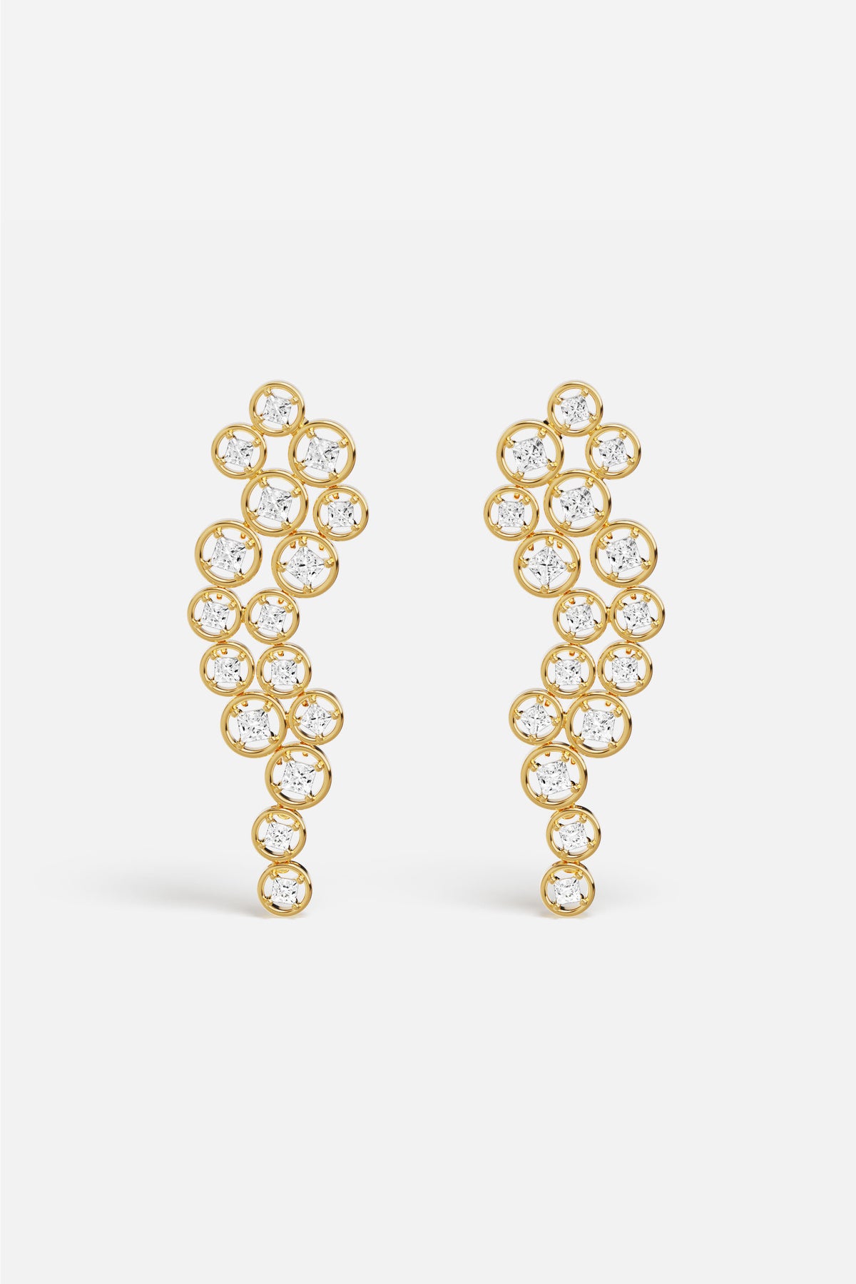 Boucles d'oreilles APM Monaco, une cascade lumineuse aux reflets dorés, élégance moderne.