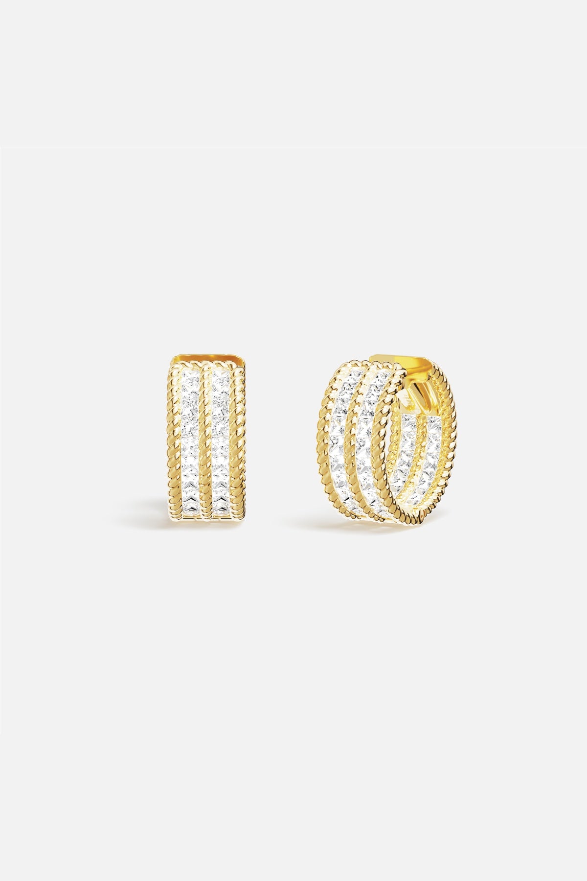 Boucles d'oreilles APM Monaco, éclat doré et lignes tressées pour une allure précieuse et contemporaine.