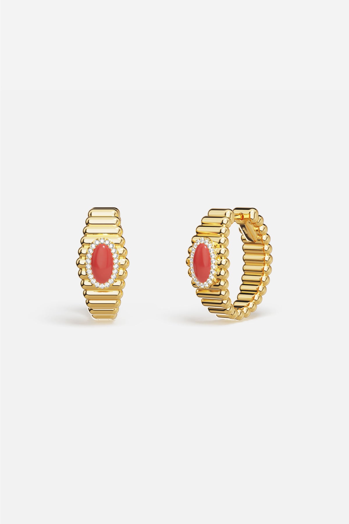 Créoles APM, couleur dorée et cabochon corail, une élégance vibrante et solaire.
