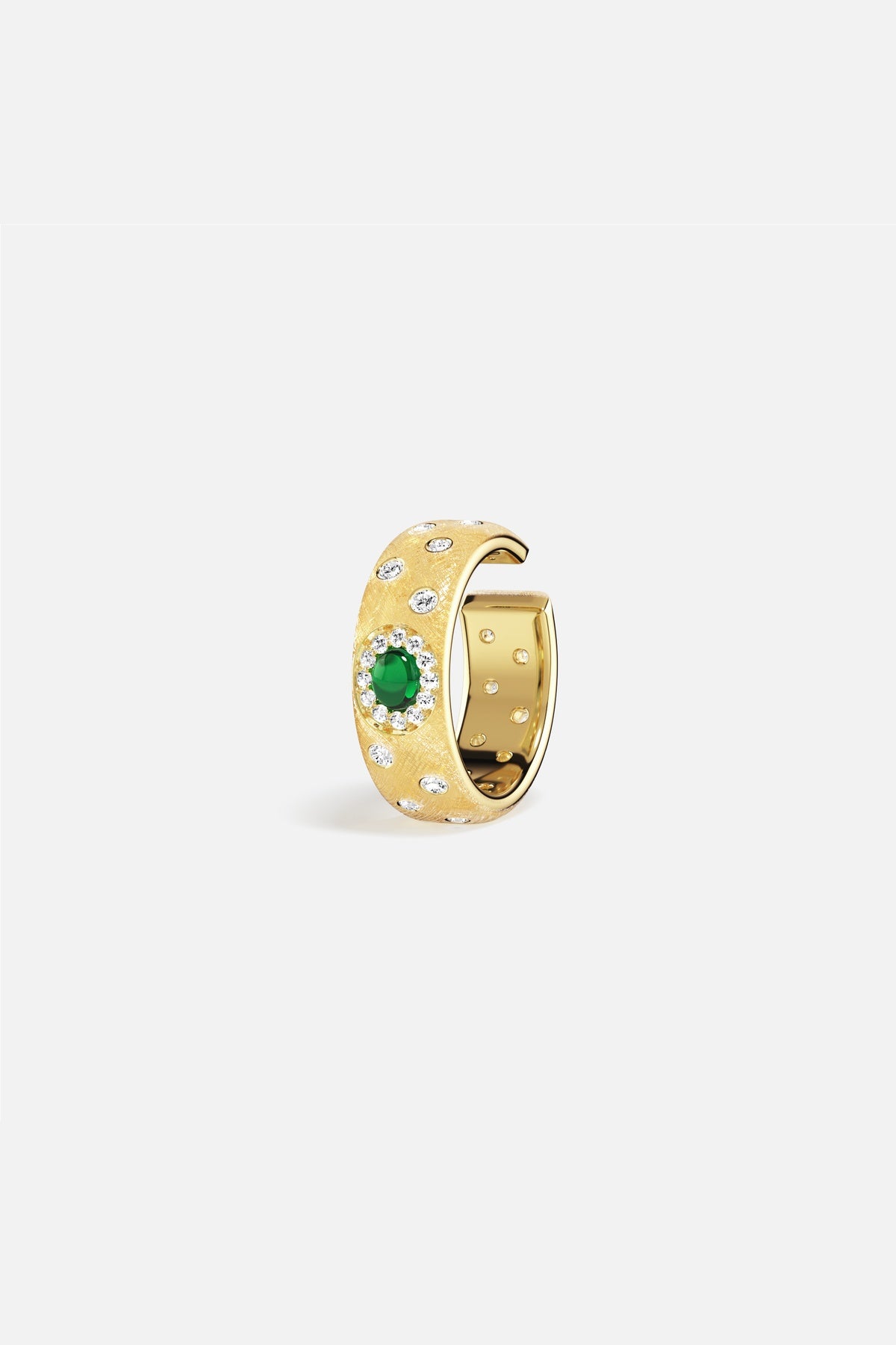 Bague APM de couleur dorée, éclat vert émeraude au cœur d'une élégance étoilée.