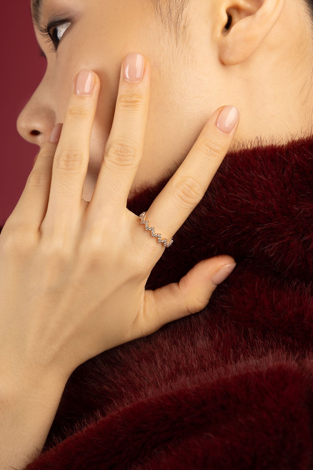 Femme portant la bague APM en zigzag scintillant, une élégance délicate et audacieuse.