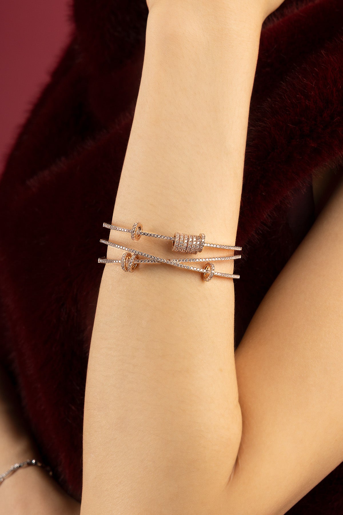 Femme portant le bracelet APM Monaco, une allure scintillante et audacieusement moderne.