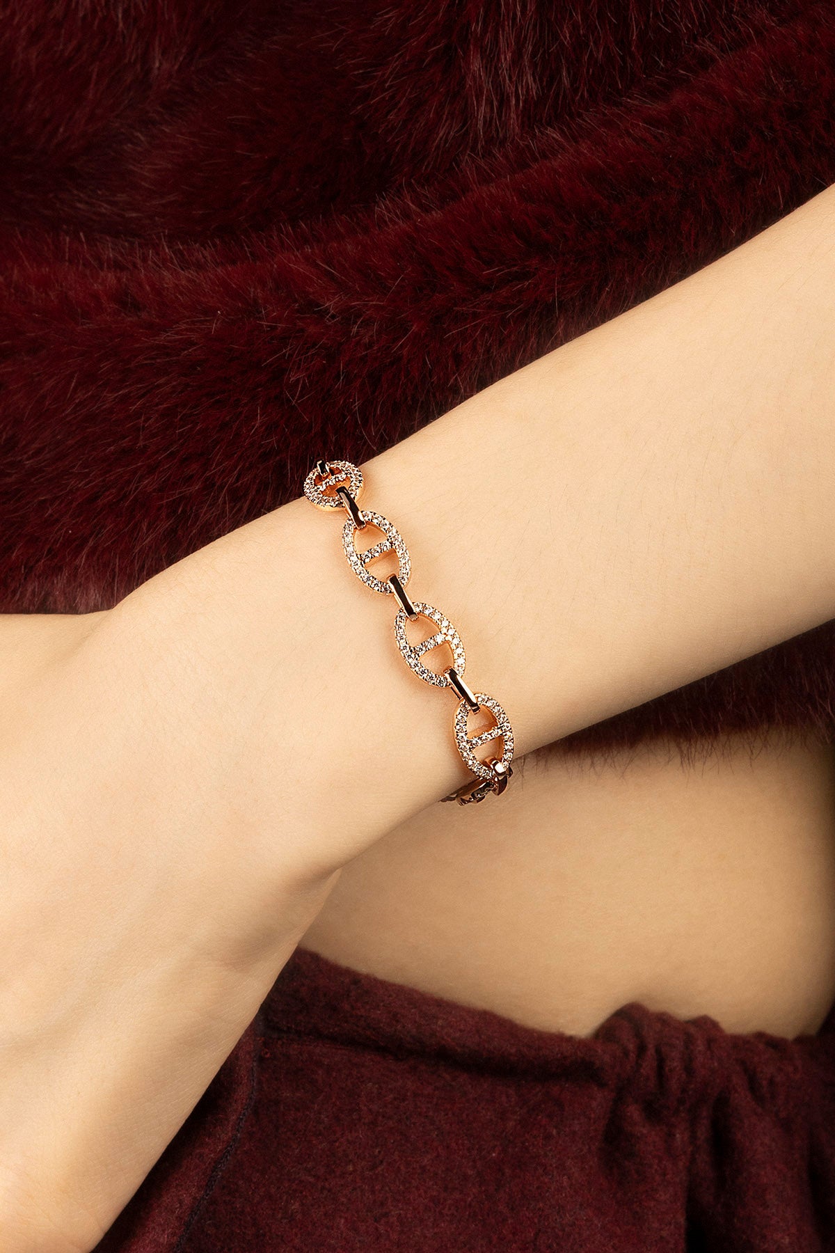 Femme portant le bracelet APM à maillons scintillants, une élégance chaleureuse et audacieuse.