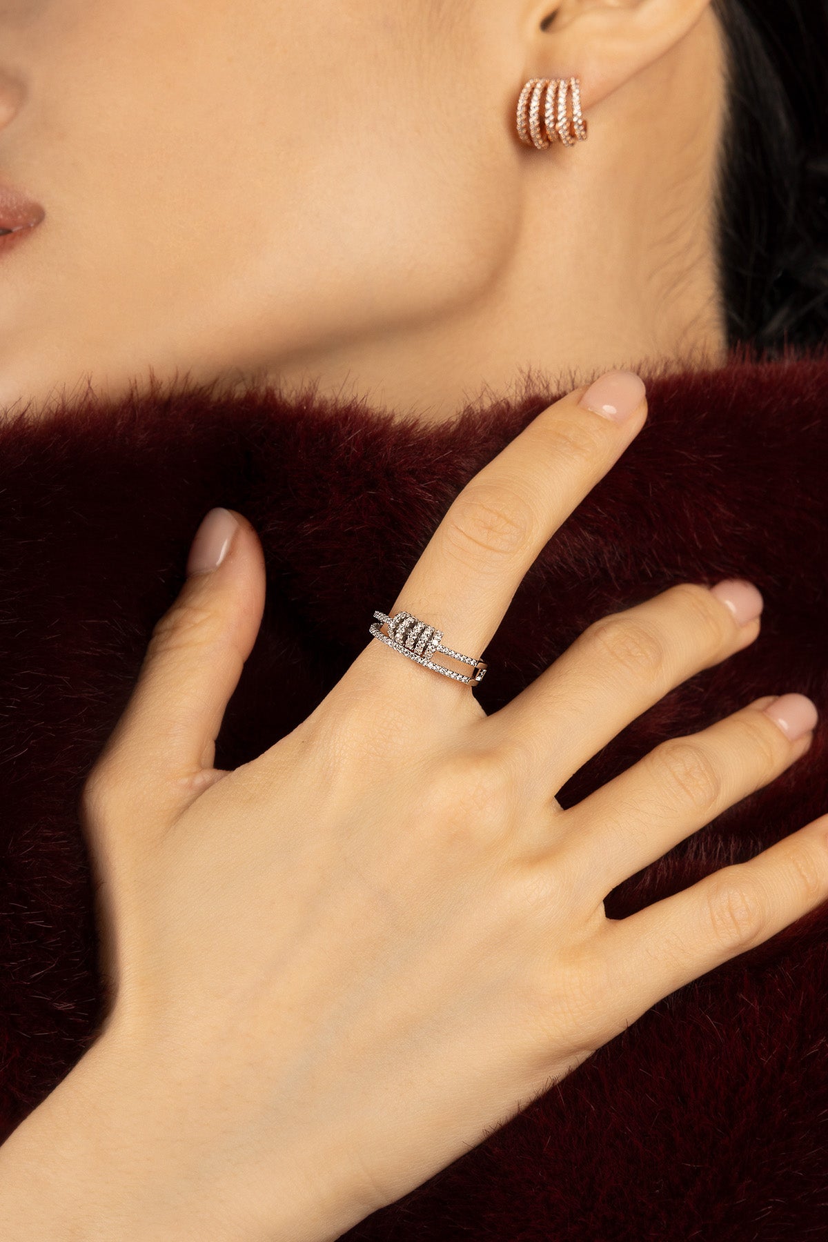 Femme portant la Bague APM, éclat scintillant et allure résolument moderne.