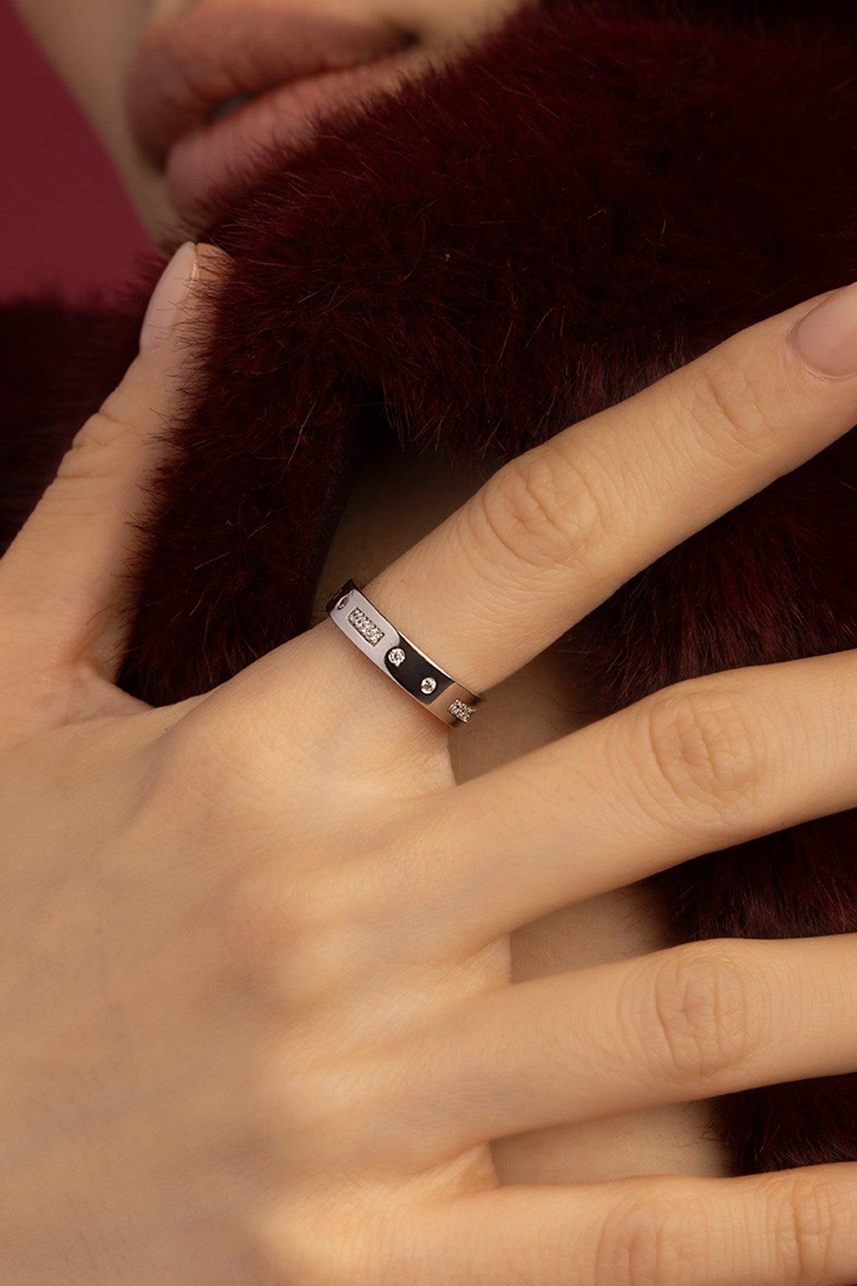 Woman wearing APM Morse Ring, une élégance codée au bout des doigts.