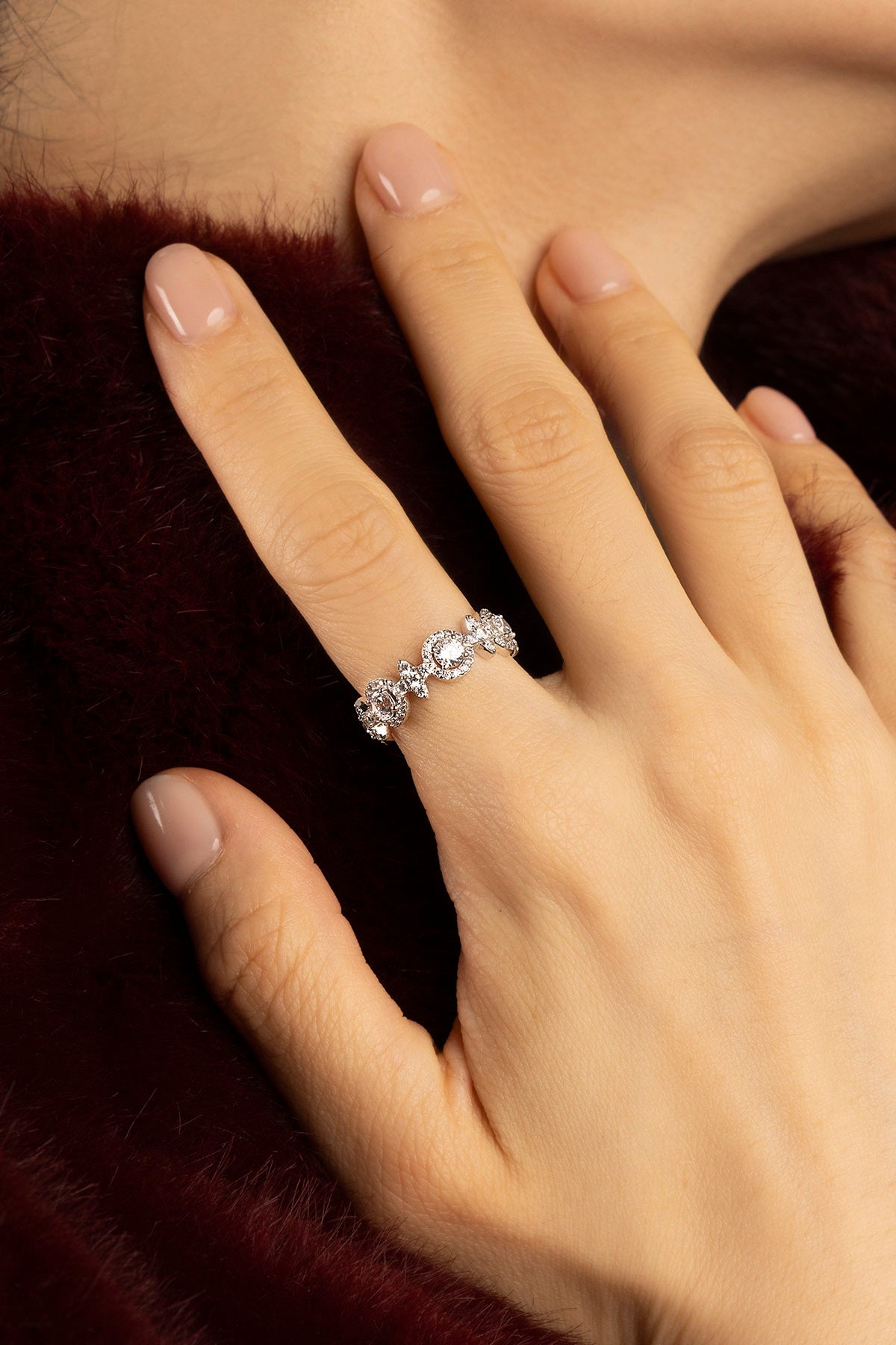 Femme portant une bague APM, éclat délicat sur peau nue.