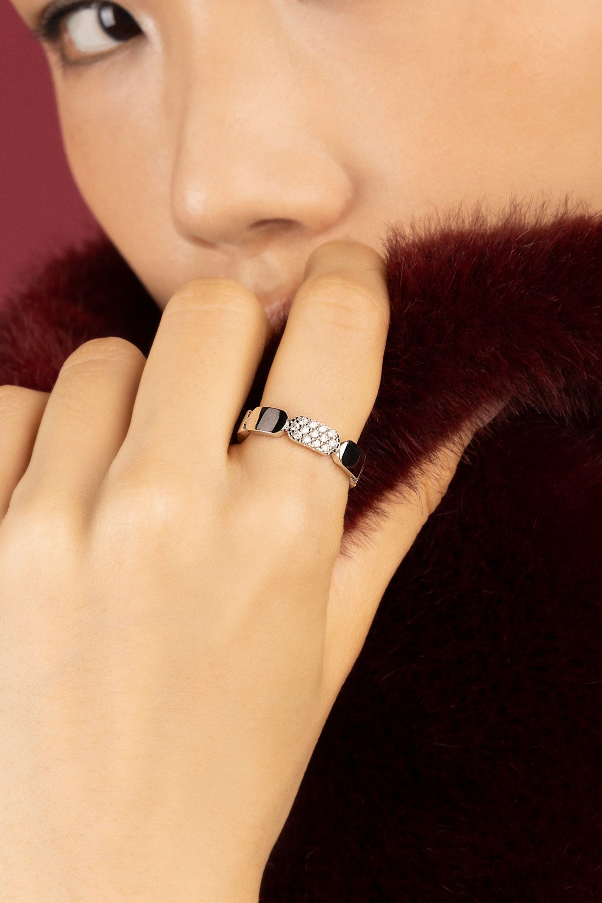Femme portant la Bague APM Monaco, éclat discret et allure moderne.