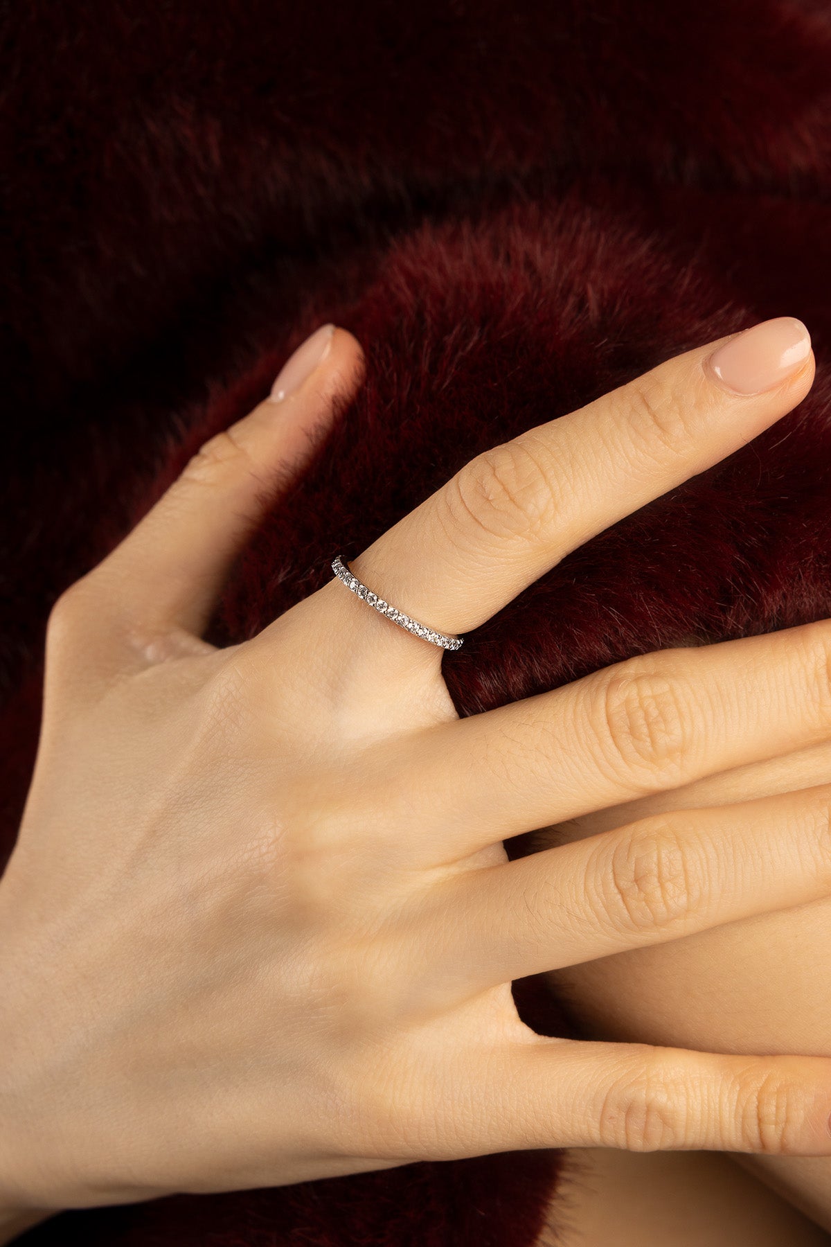 Femme portant la bague APM Monaco, une ligne scintillante d'une élégance délicate et intemporelle.