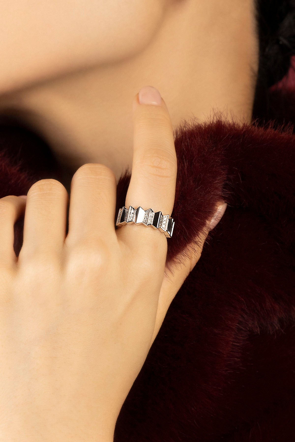 Femme portant la Morse Ring APM, éclat graphique et allure moderne.