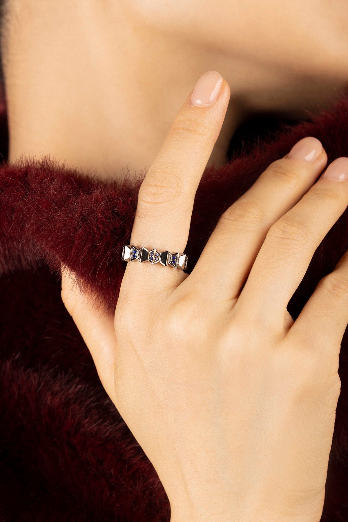 Femme portant la Bague APM Morse, éclat géométrique et touche bleu nuit envoûtante.