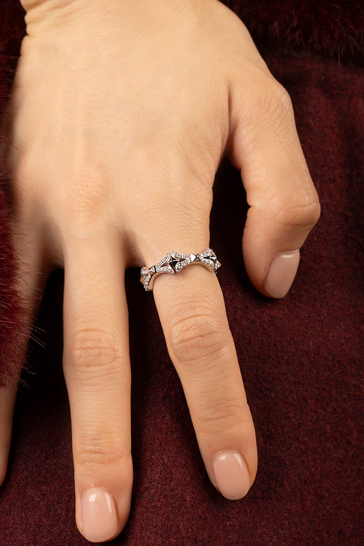 Femme portant la Bague APM Monaco, éclat géométrique et élégance discrète au bout des doigts.