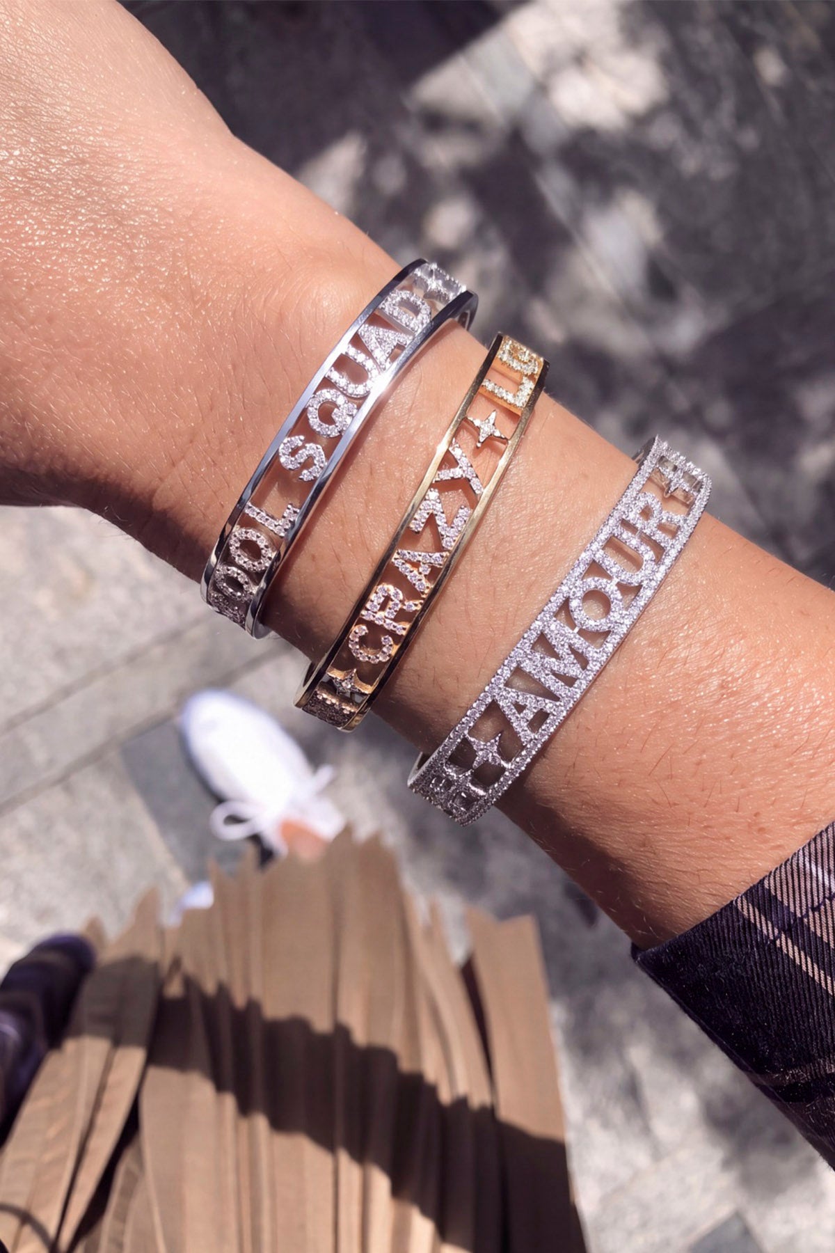 Woman wearing APM Bracelets Message, un trio lumineux qui raconte son style.