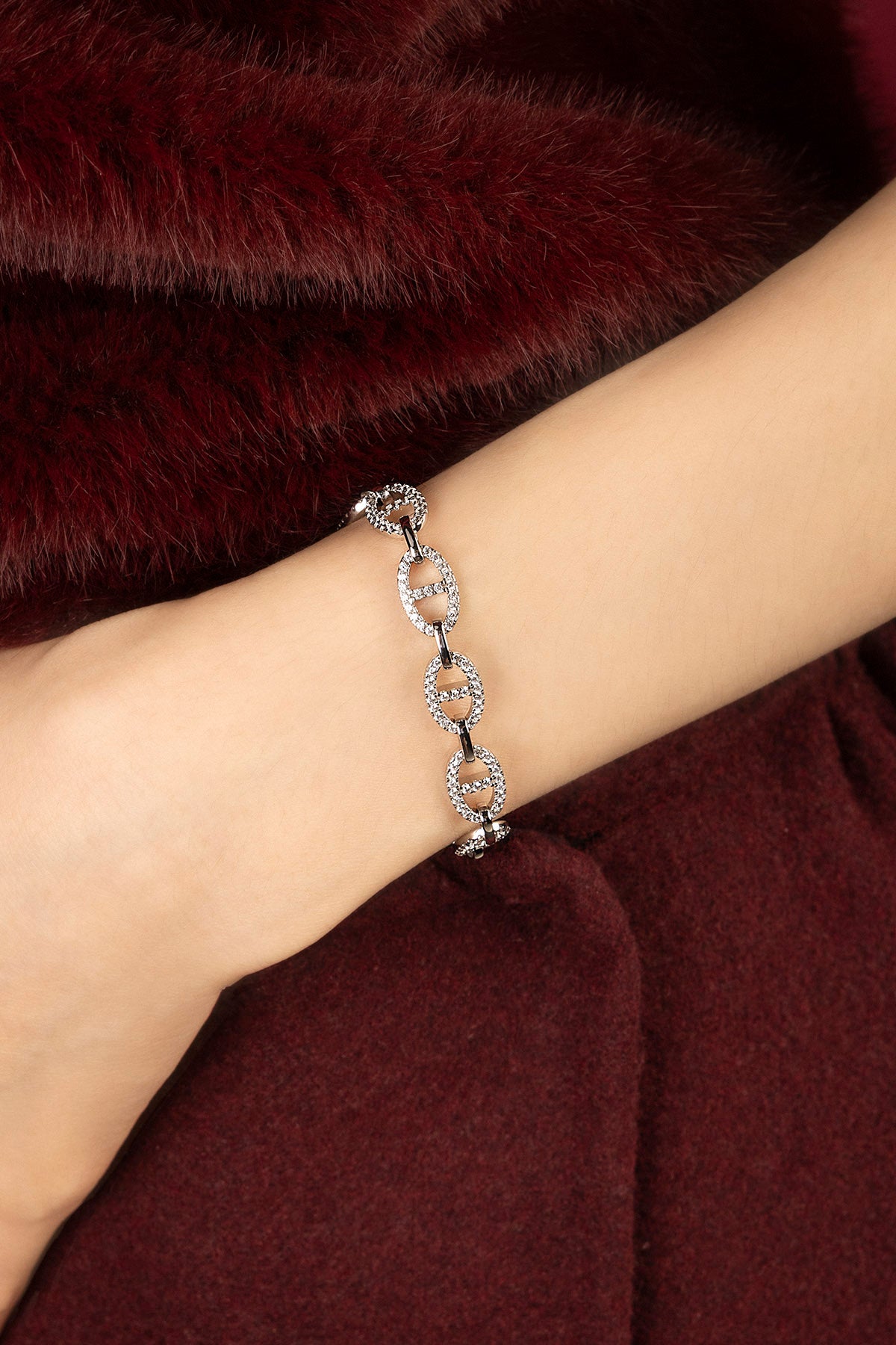 Femme portant un bracelet APM, maillons scintillants pour une allure chic et audacieuse.