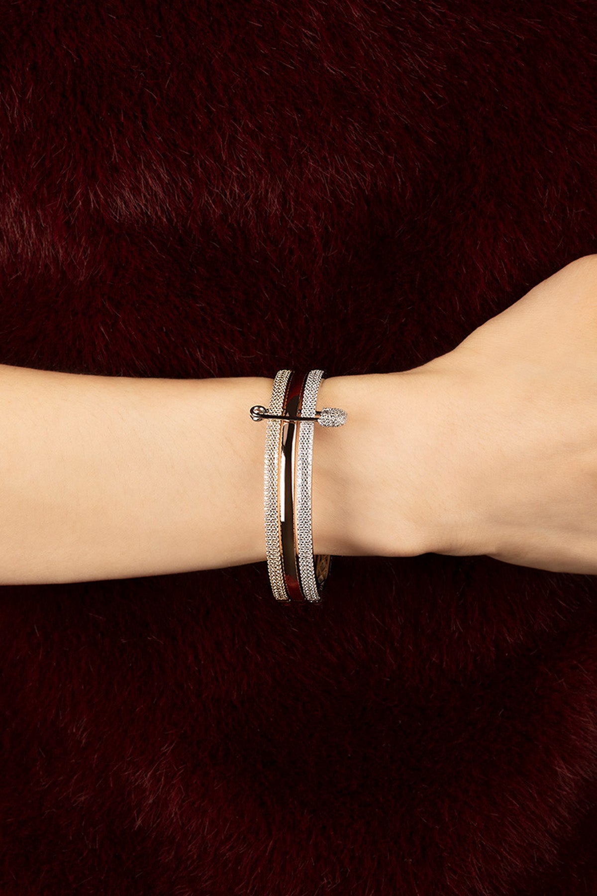 Femme portant le bracelet APM, une allure audacieuse aux reflets scintillants.