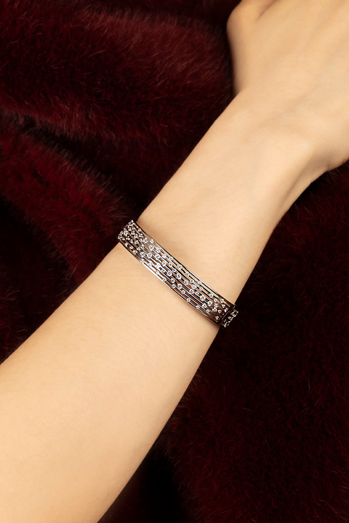 Femme portant le Bracelet APM, une constellation scintillante posée sur la peau.