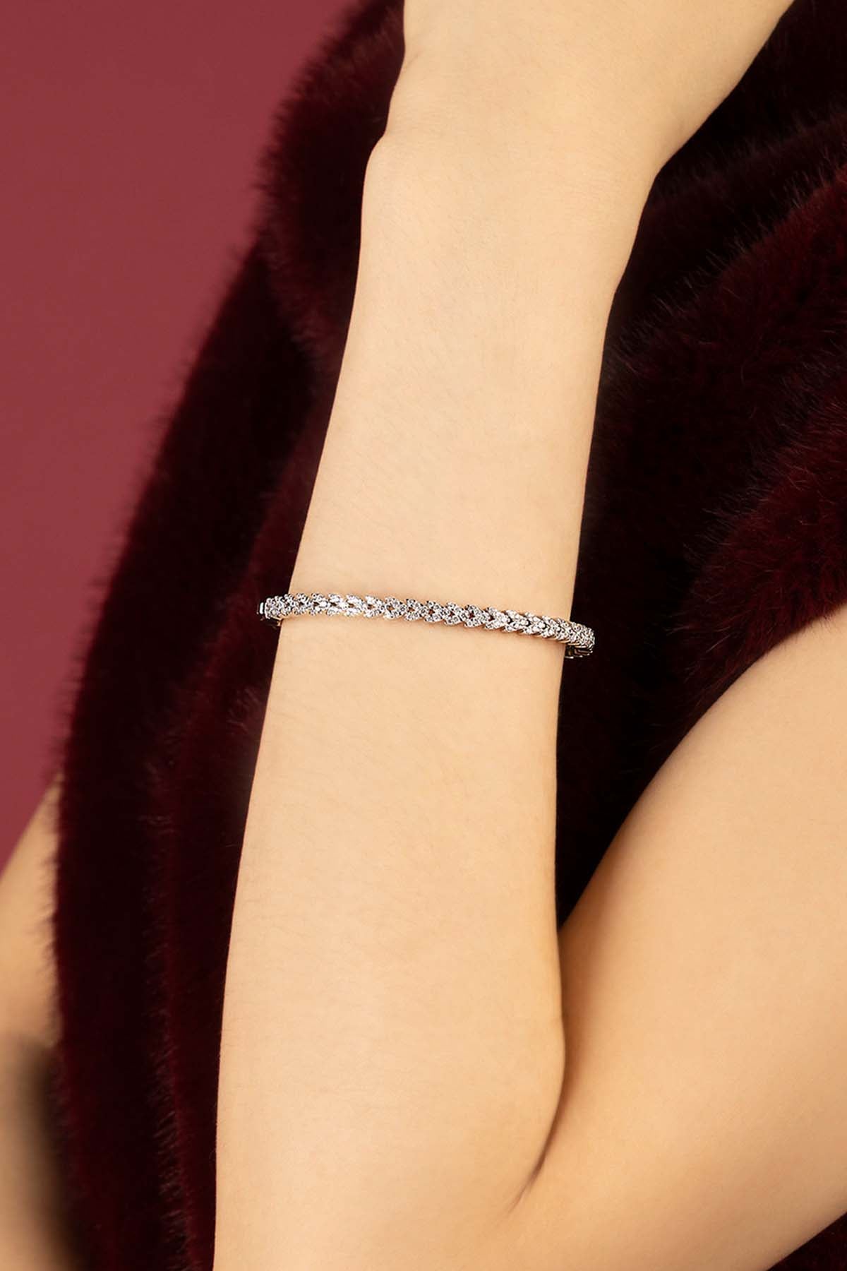 Femme portant le bracelet APM Monaco, éclat tressé pour une élégance intemporelle.