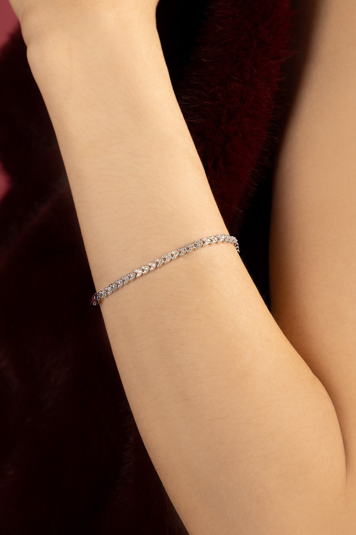 Femme portant le Bracelet APM Monaco, éclat scintillant sur peau nue, élégance intemporelle.